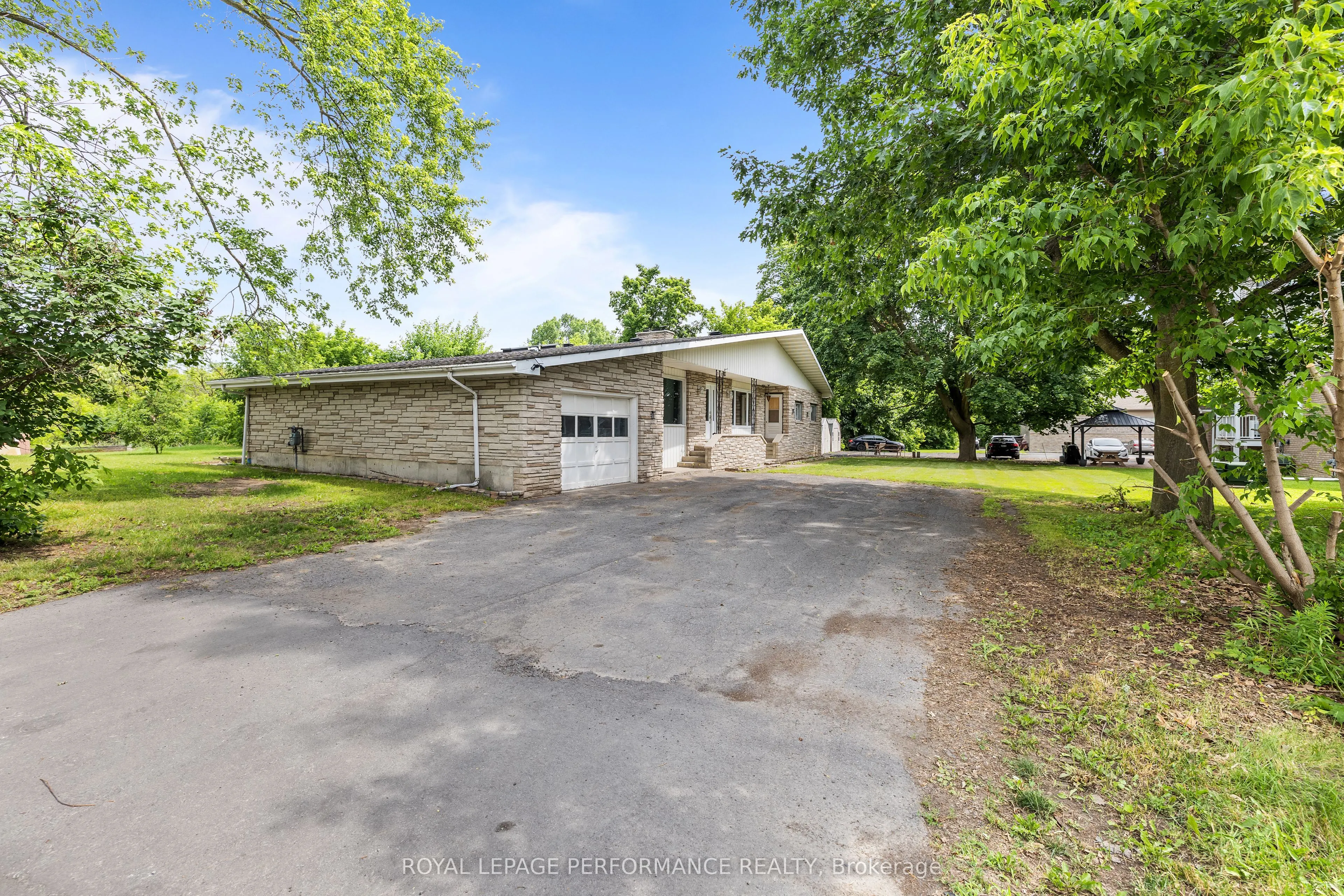 438 Voyageur Place