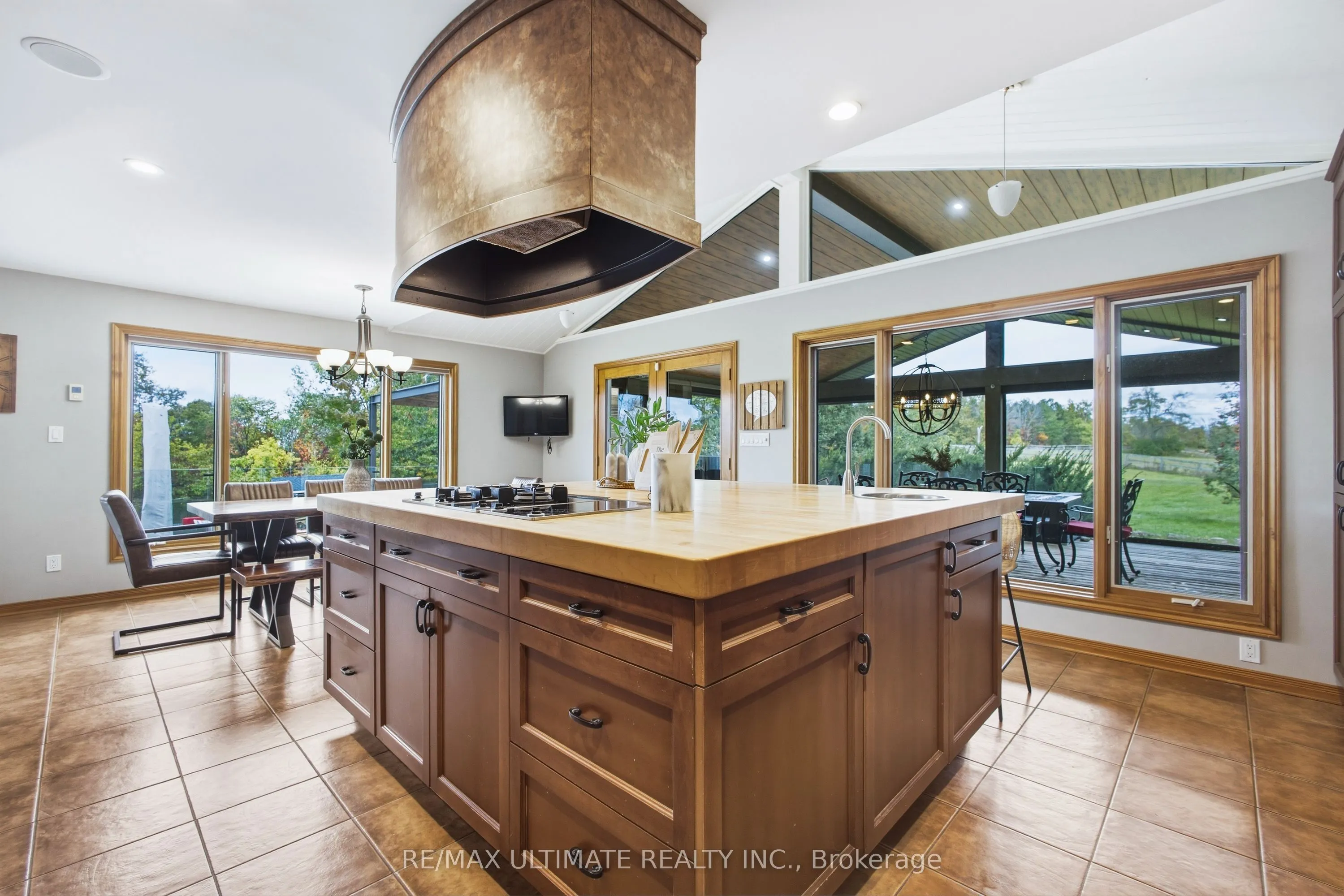 873421 5th Line Estates