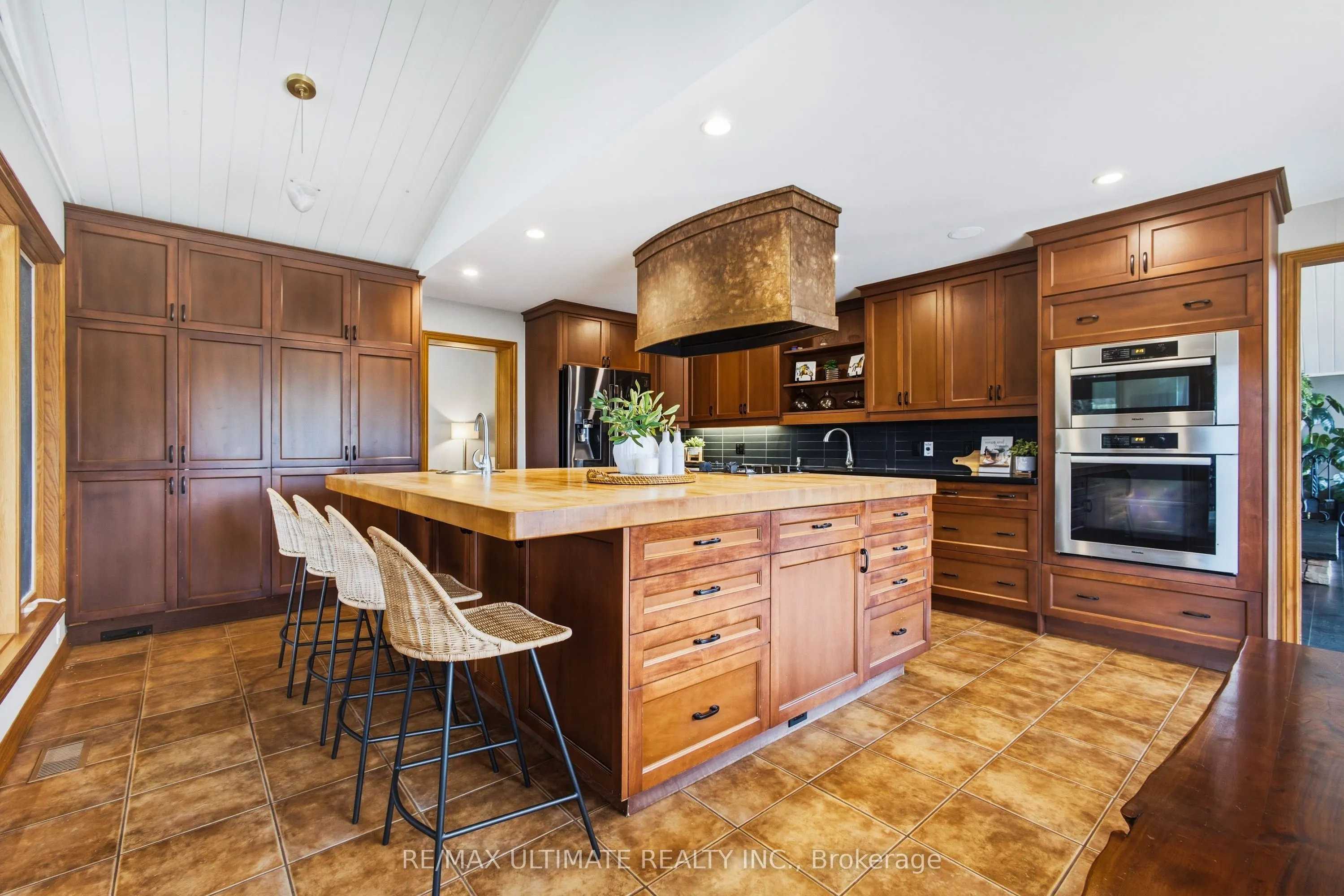 873421 5th Line Estates