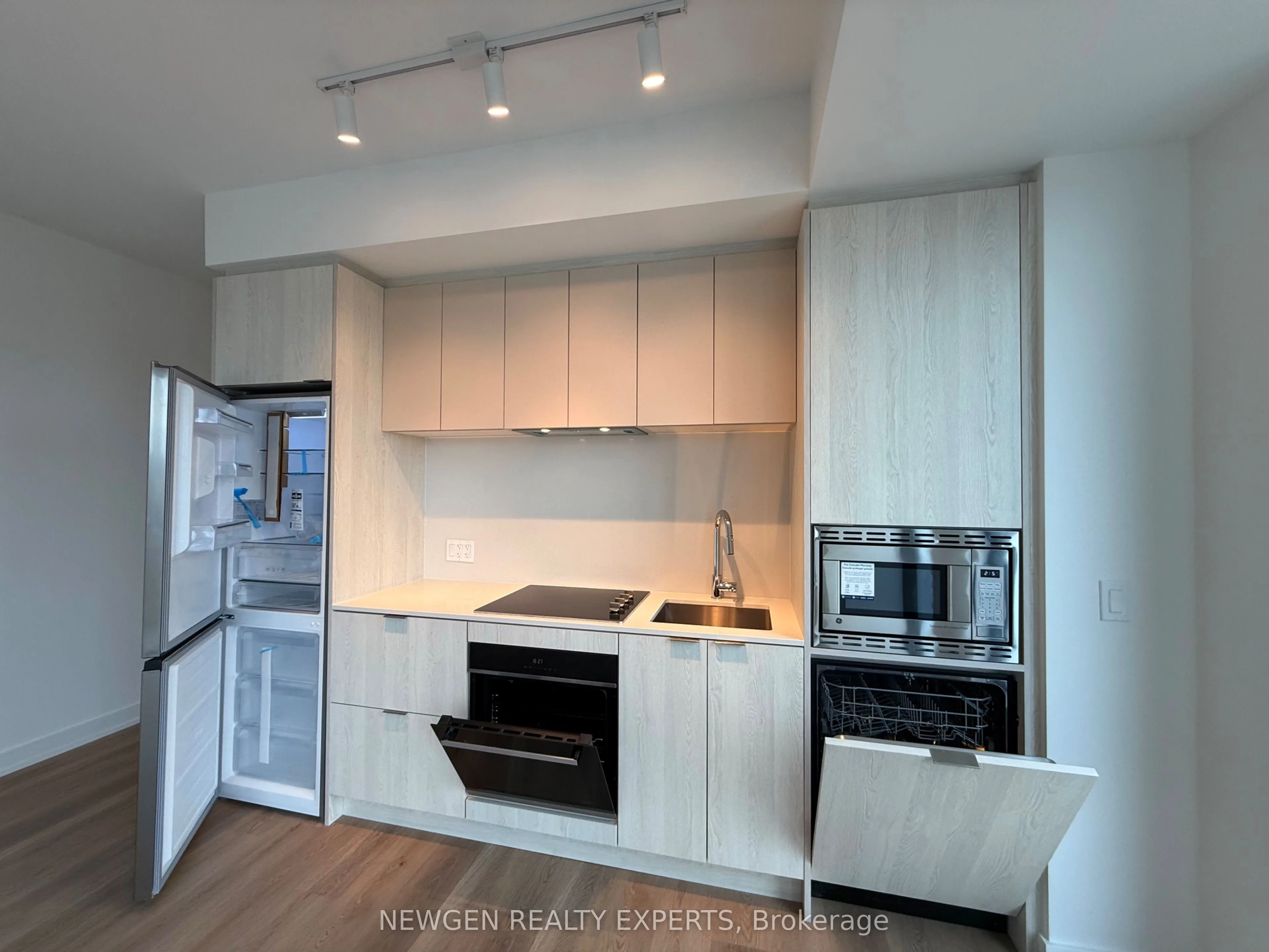 101 John Street N #1013