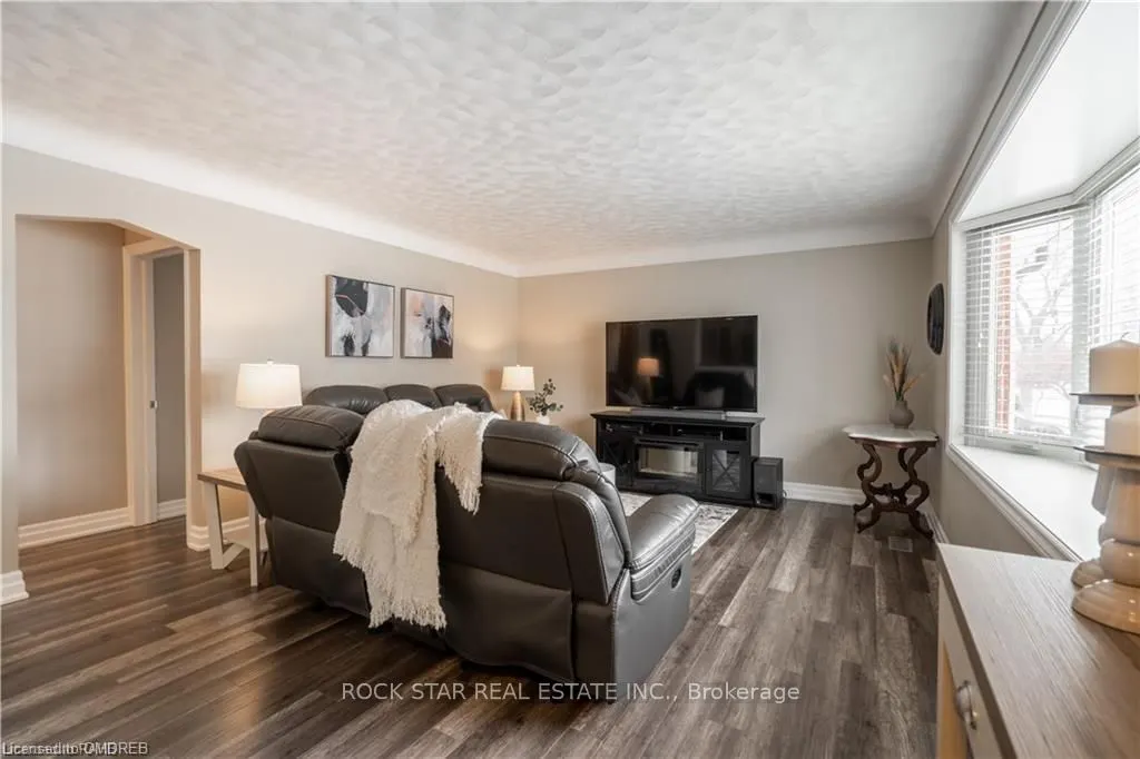 22 Fernwood Crescent