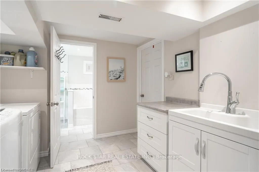 22 Fernwood Crescent