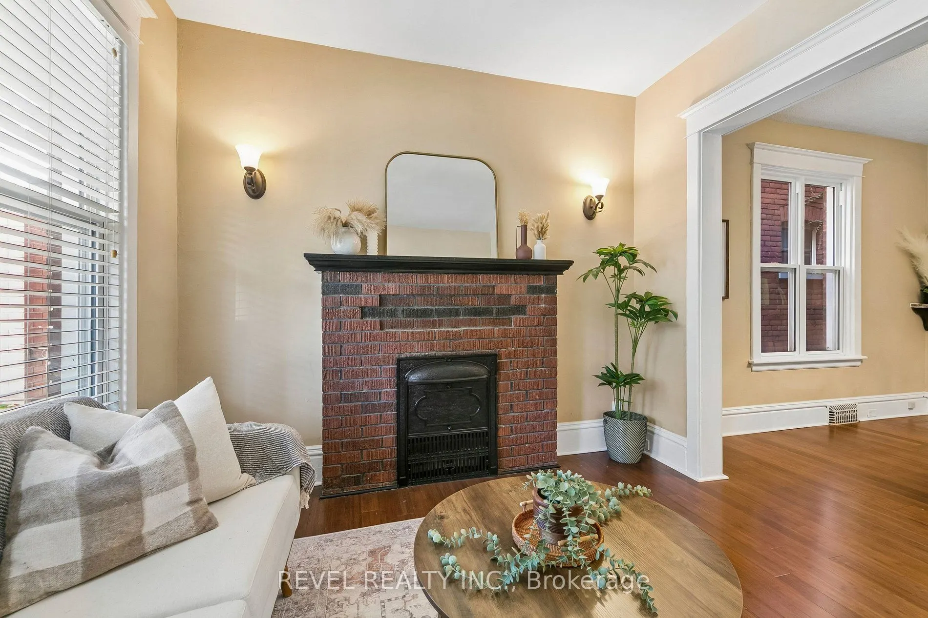 36 Holton Avenue N