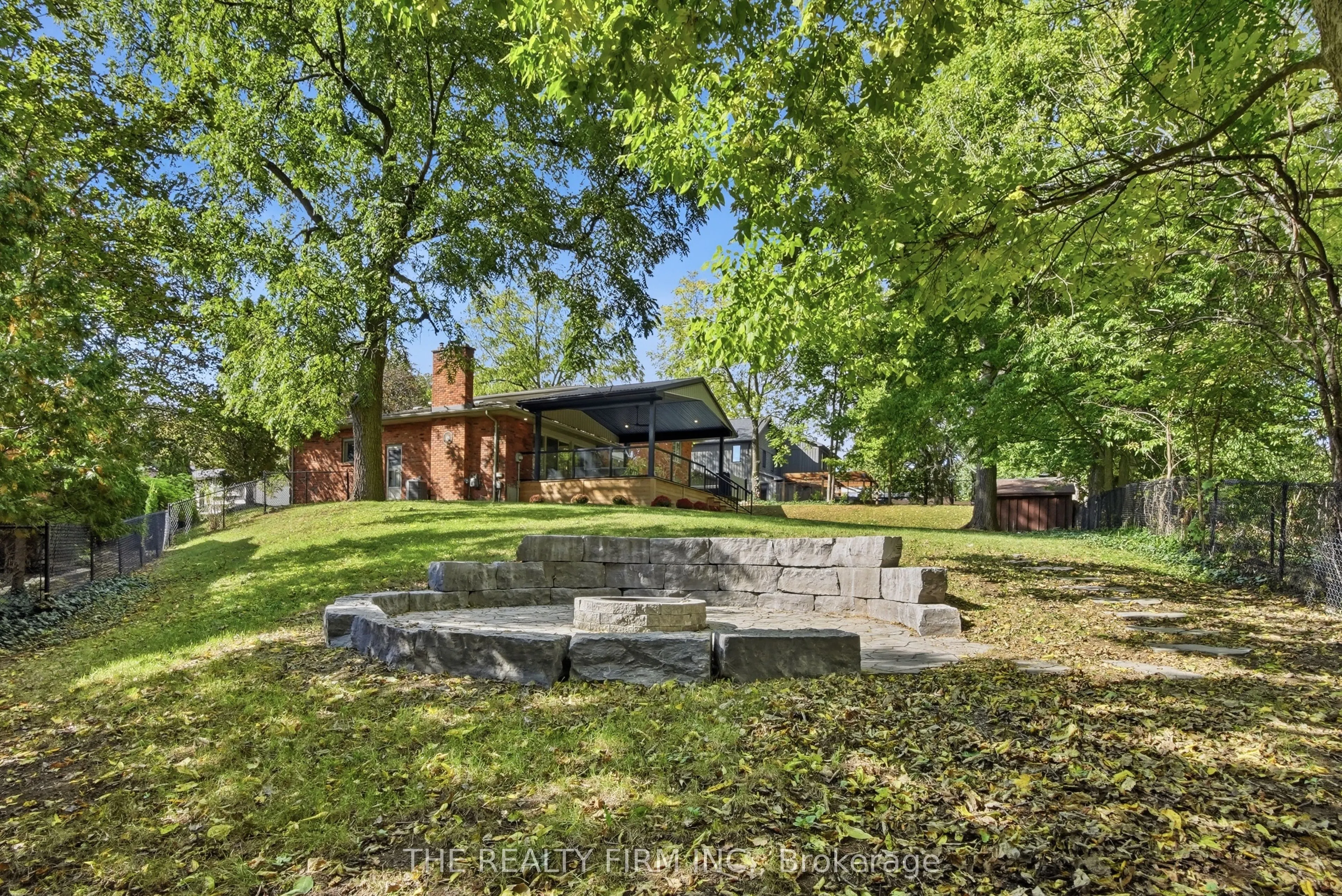 51 HAMPTON Crescent