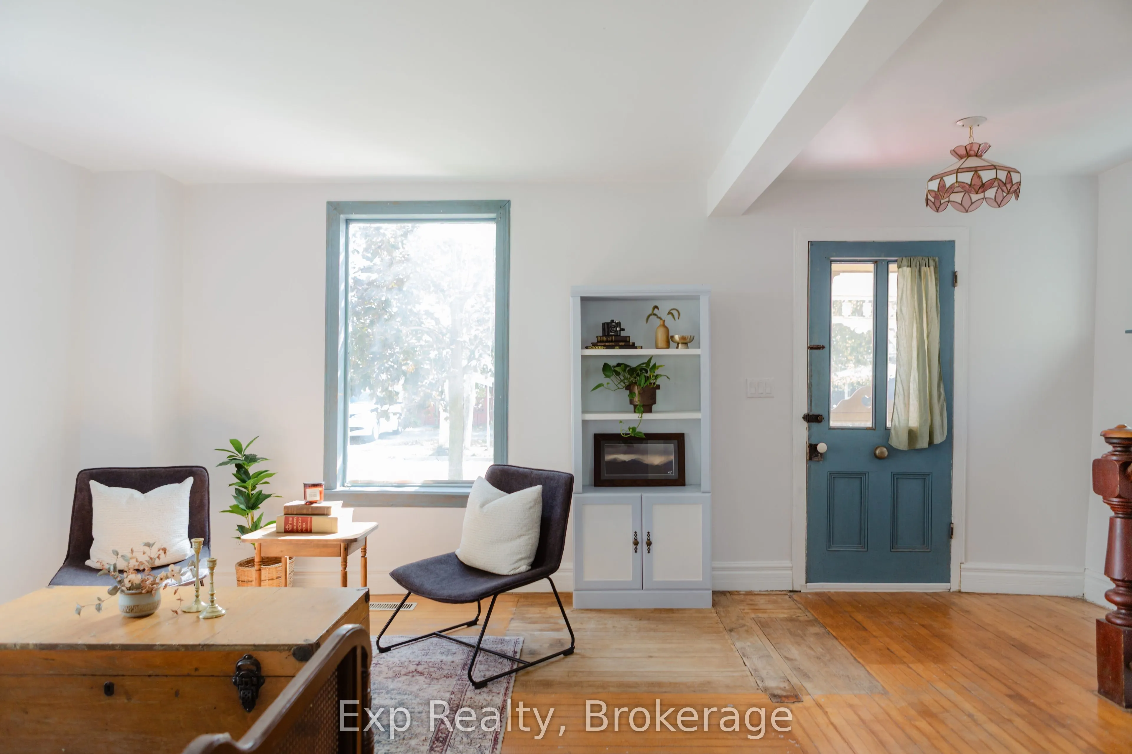 112 Front Street W