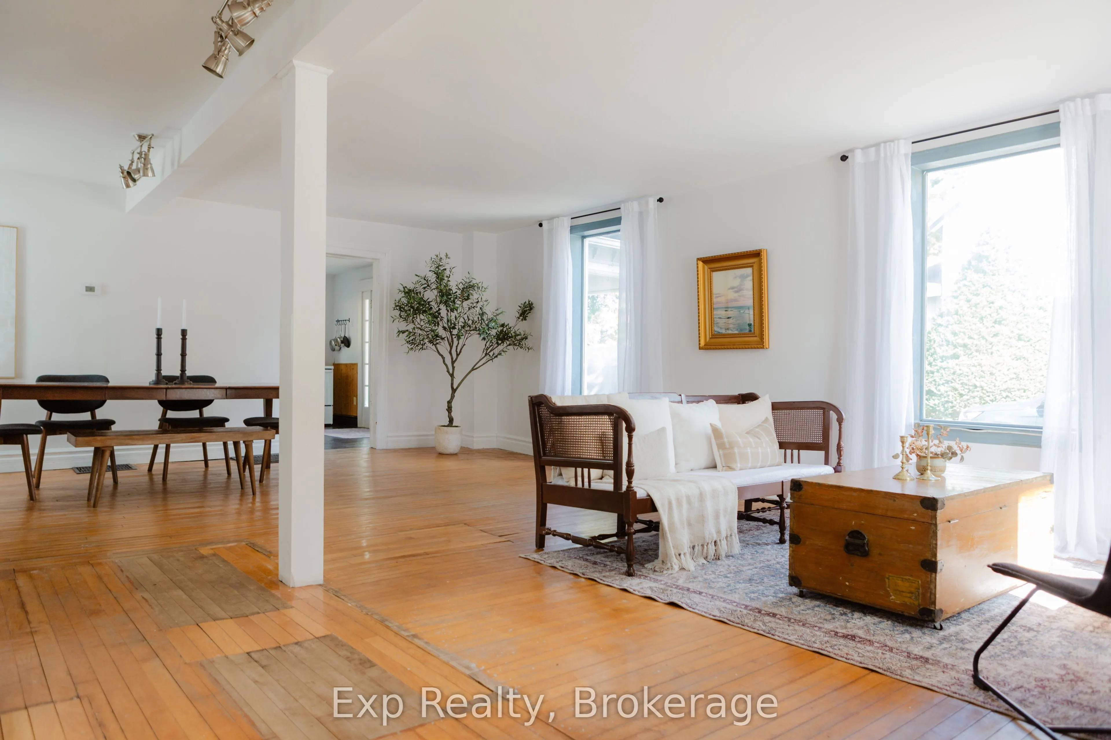 112 Front Street W