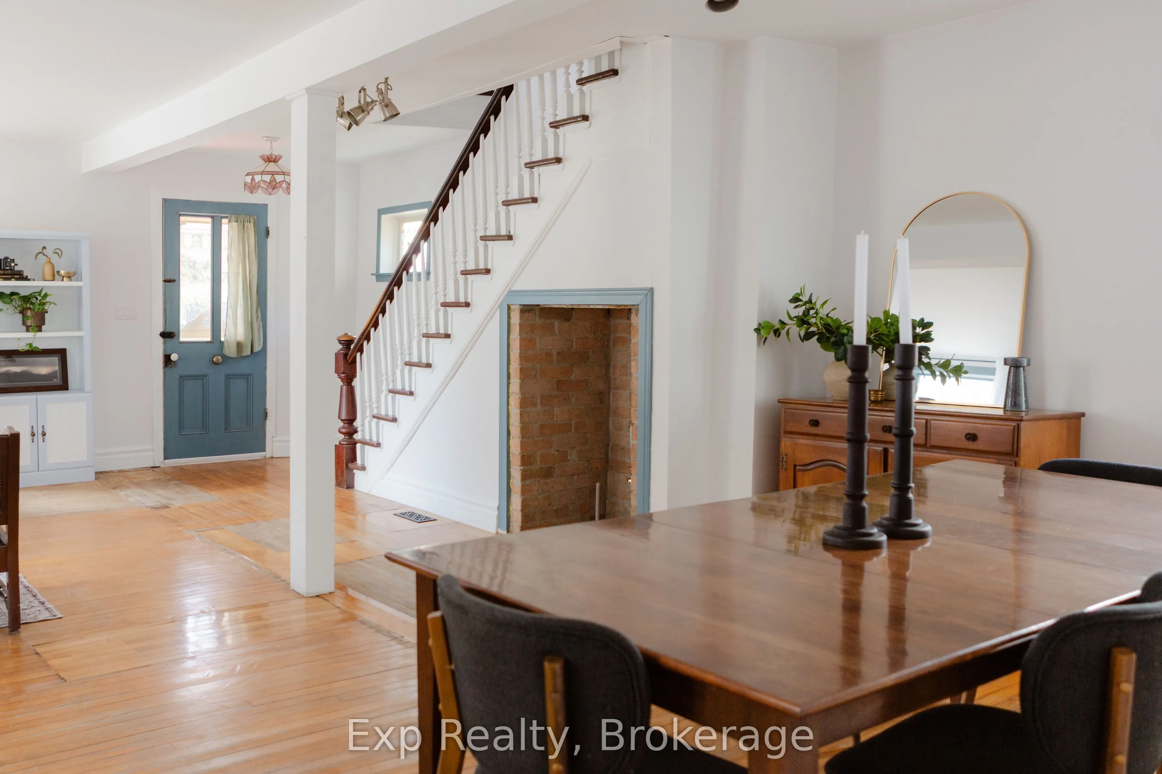 112 Front Street W