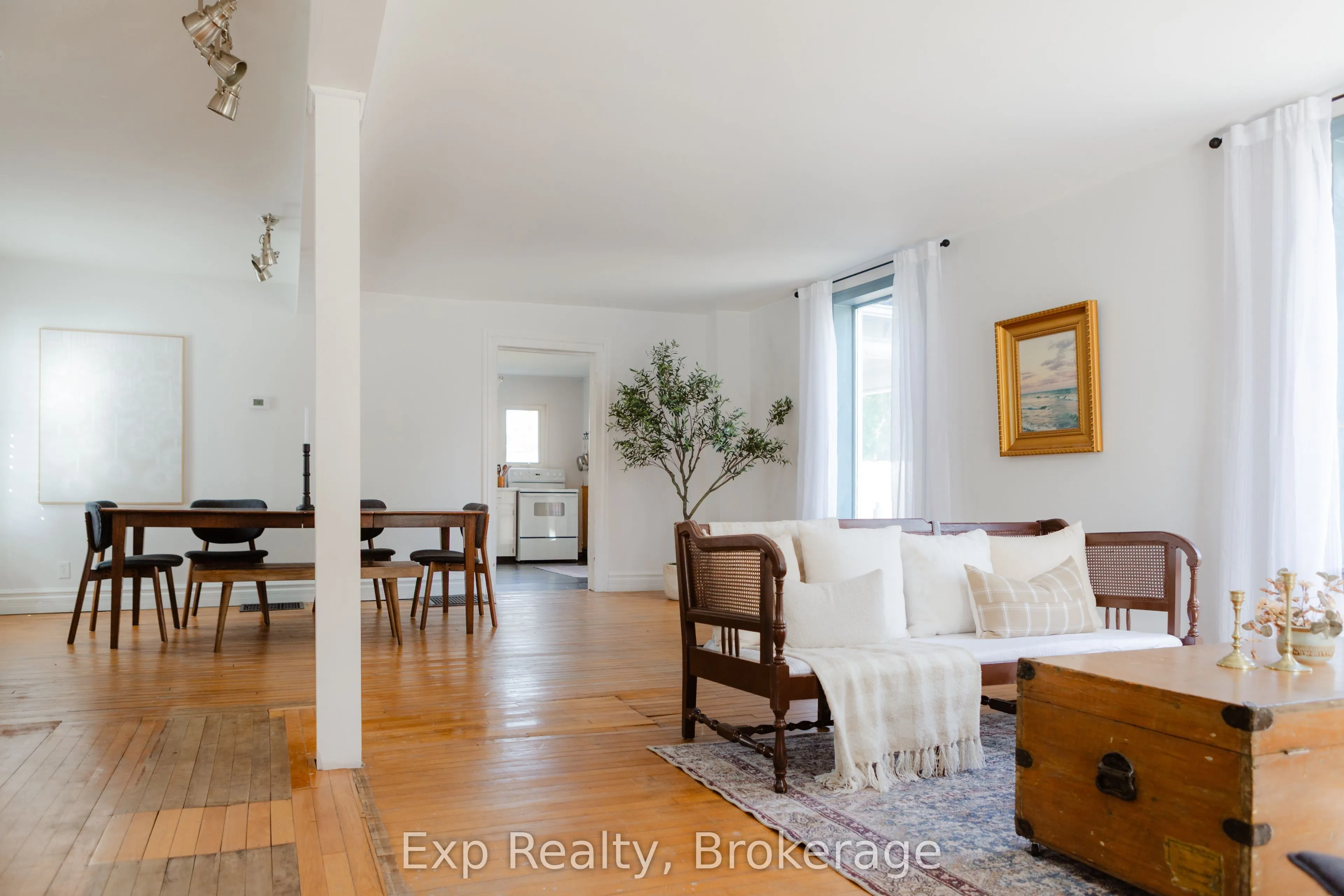 112 Front Street W
