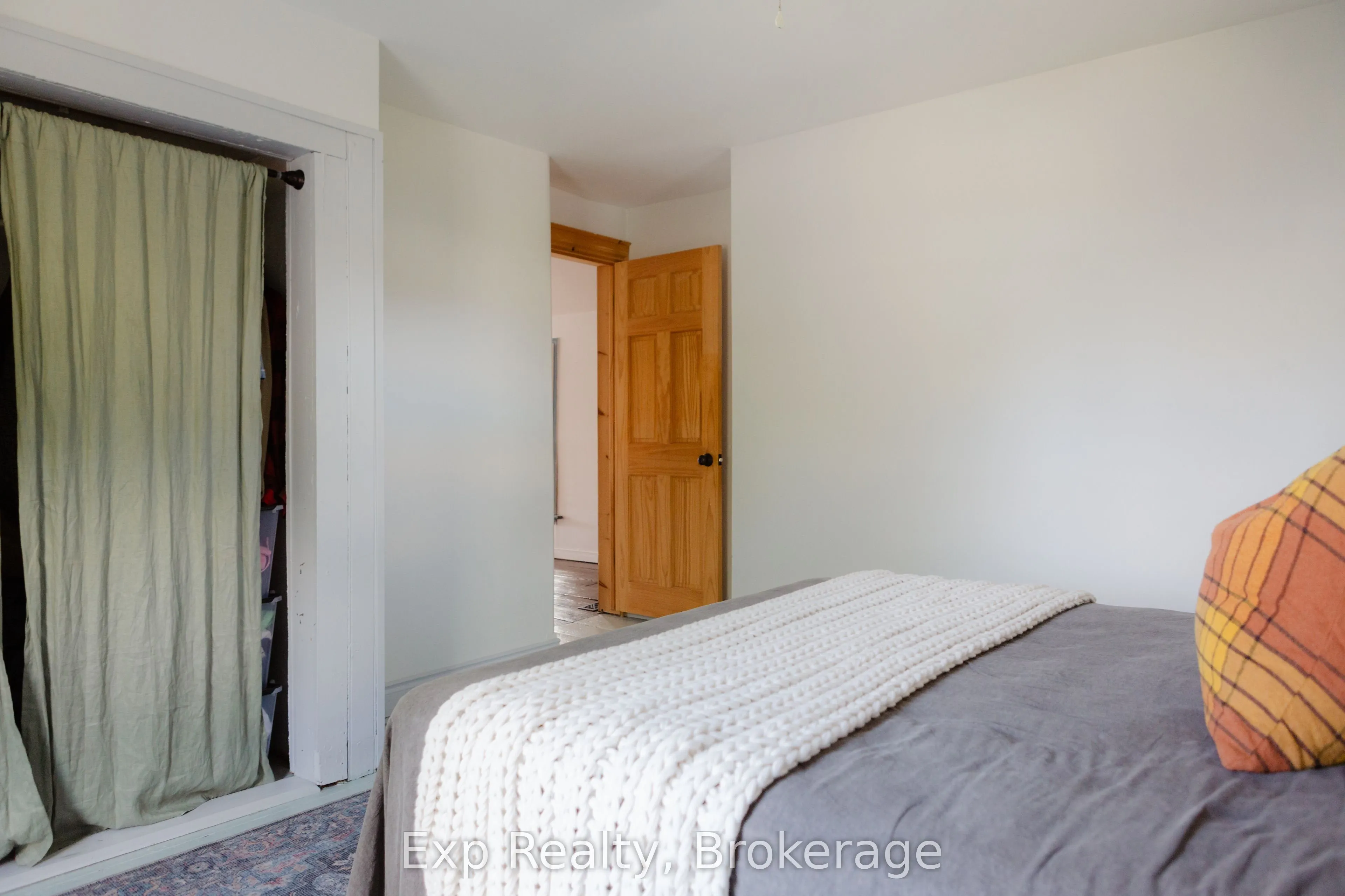 112 Front Street W