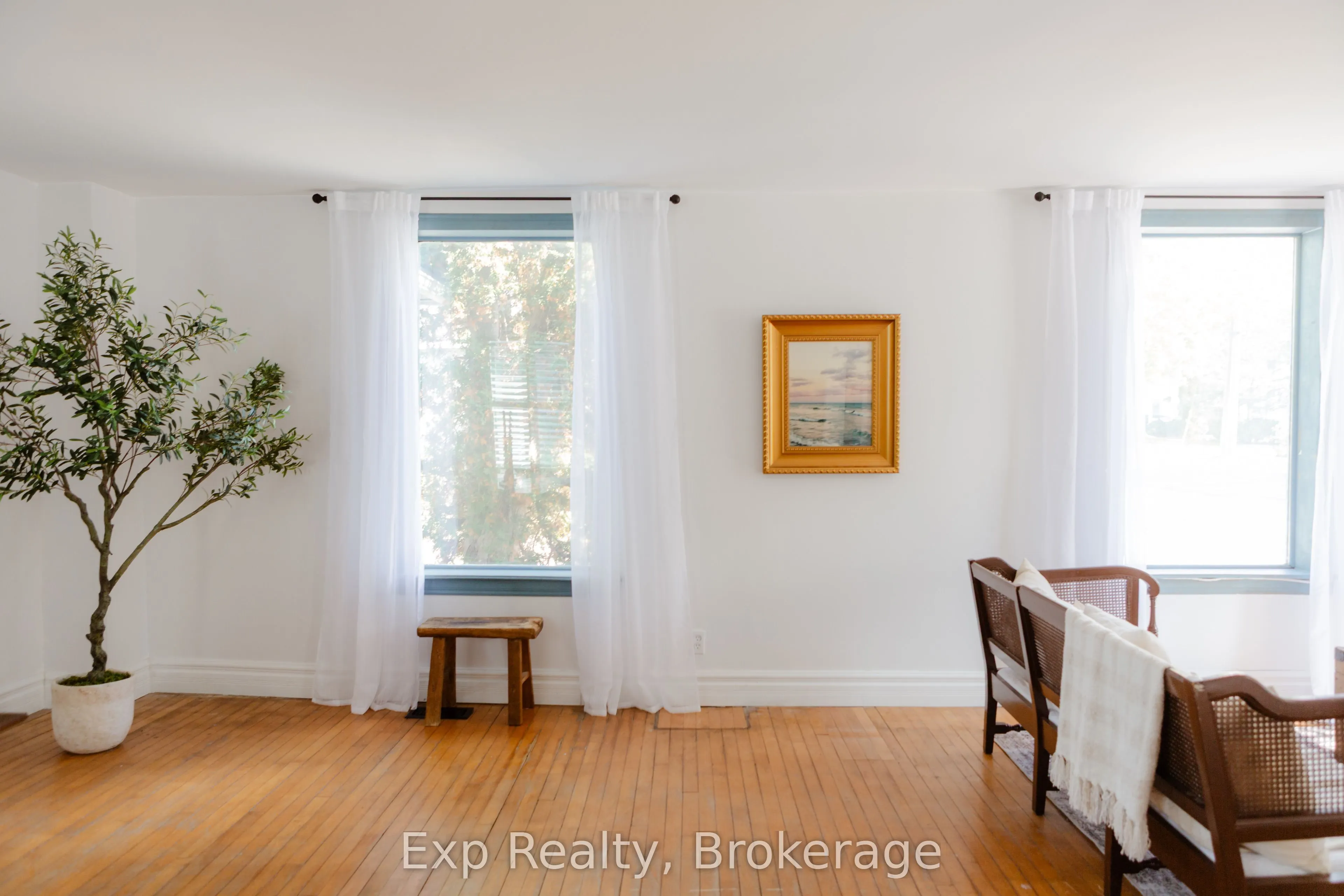 112 Front Street W