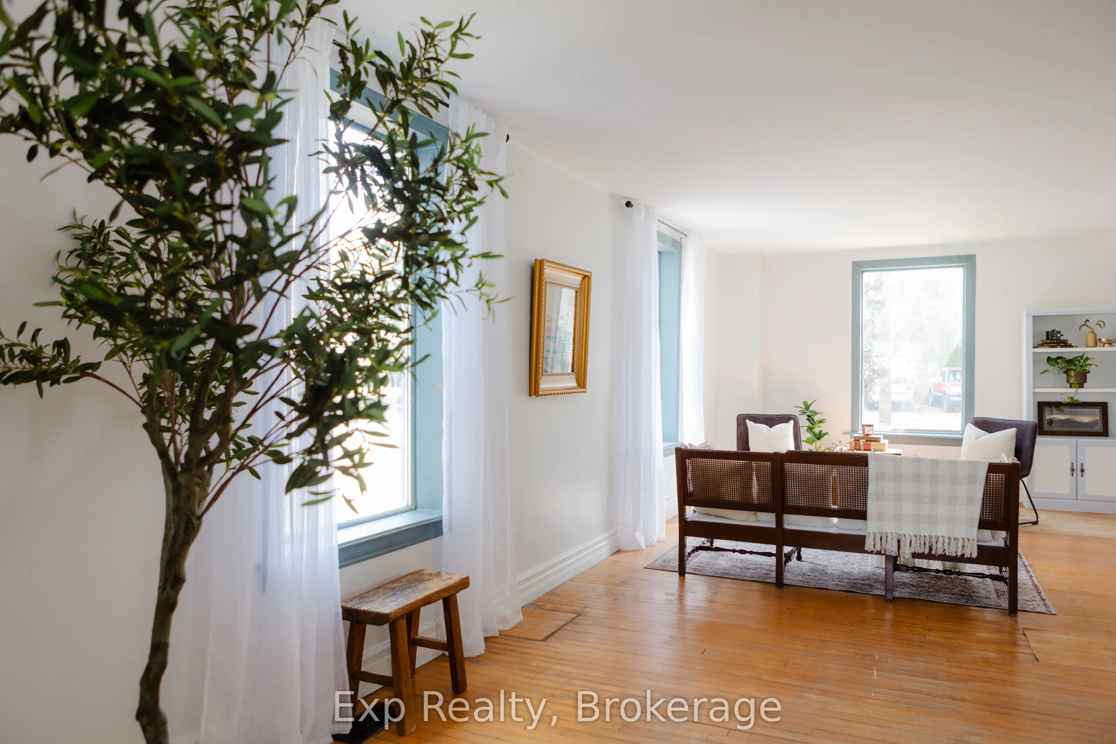 112 Front Street W