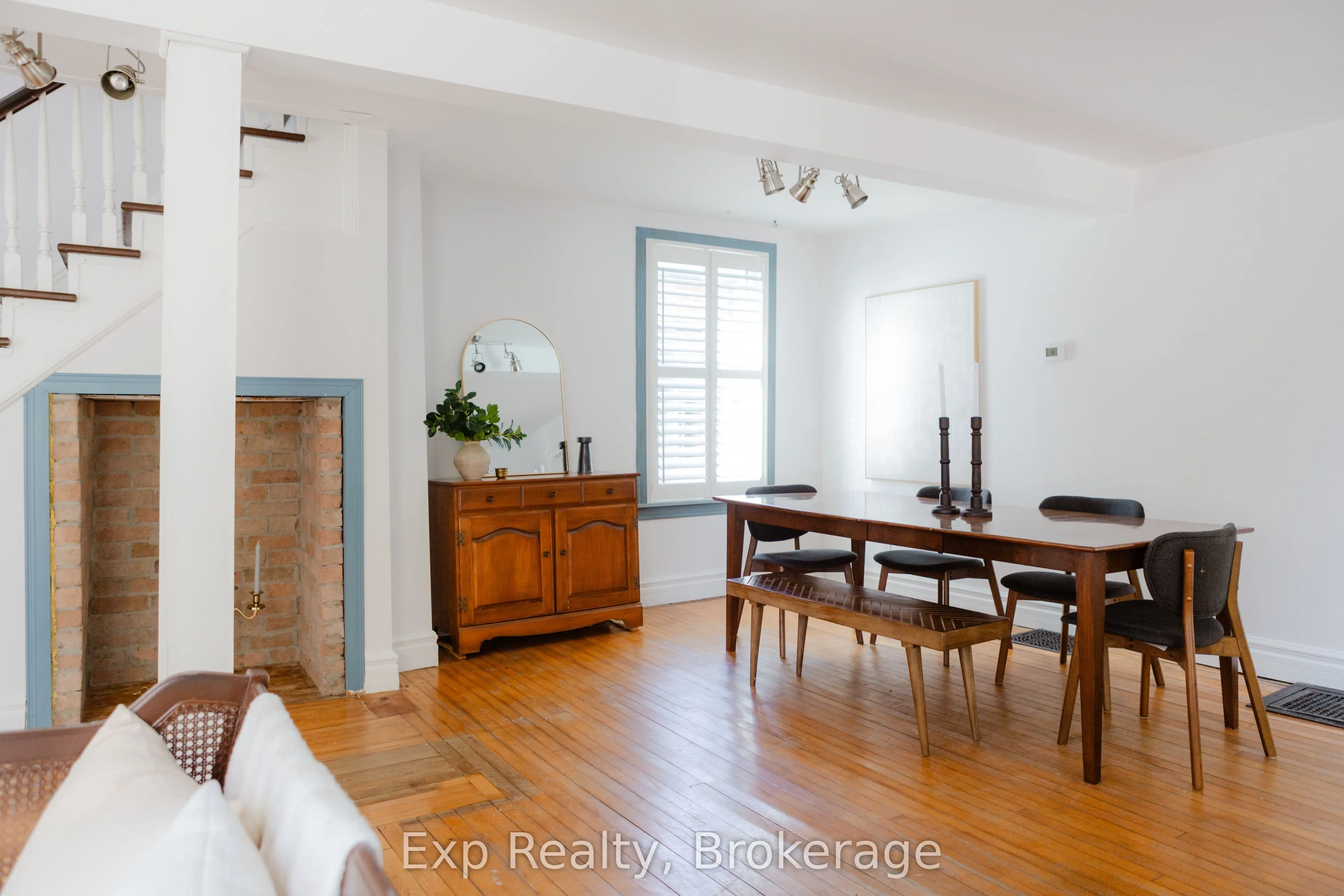 112 Front Street W