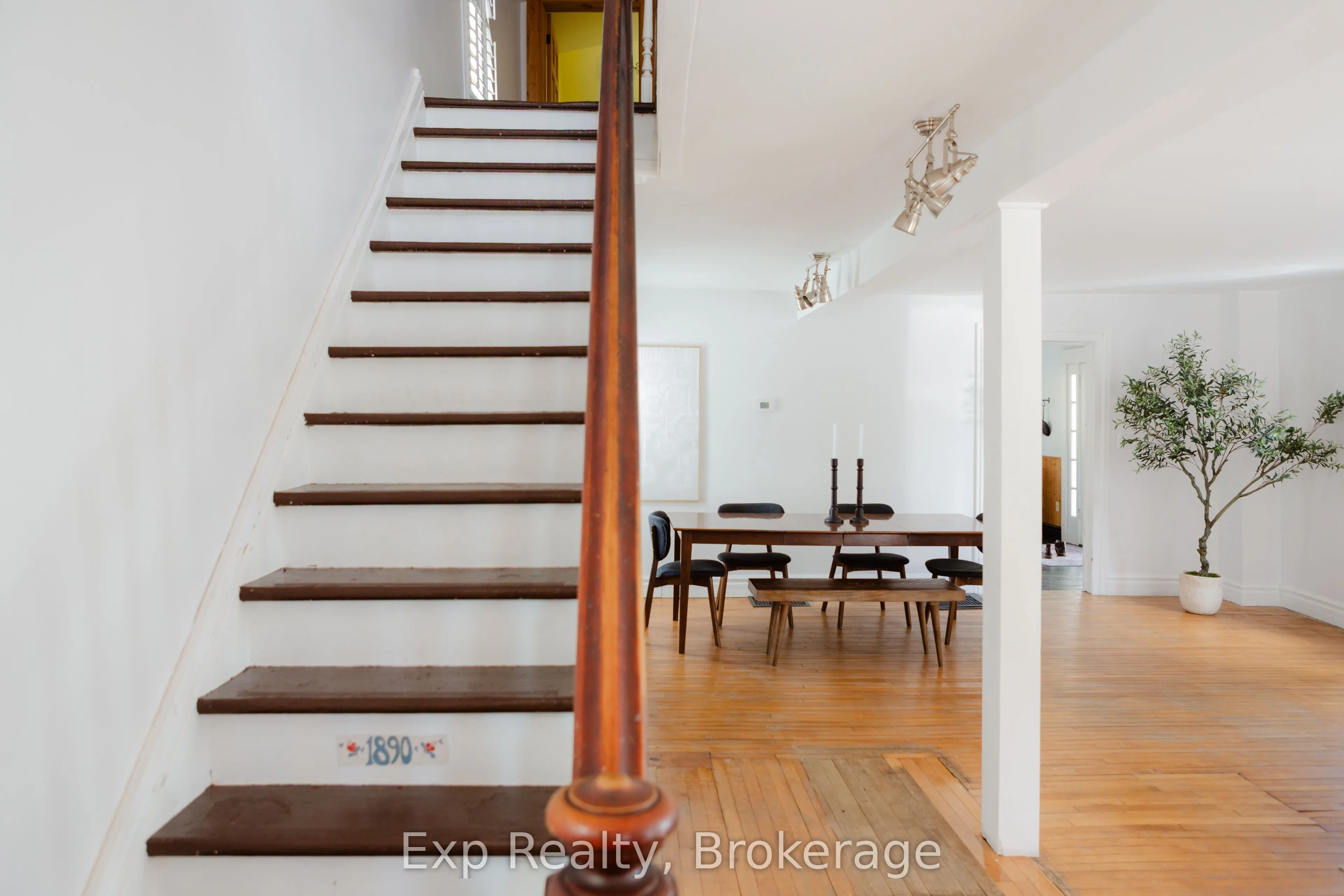 112 Front Street W