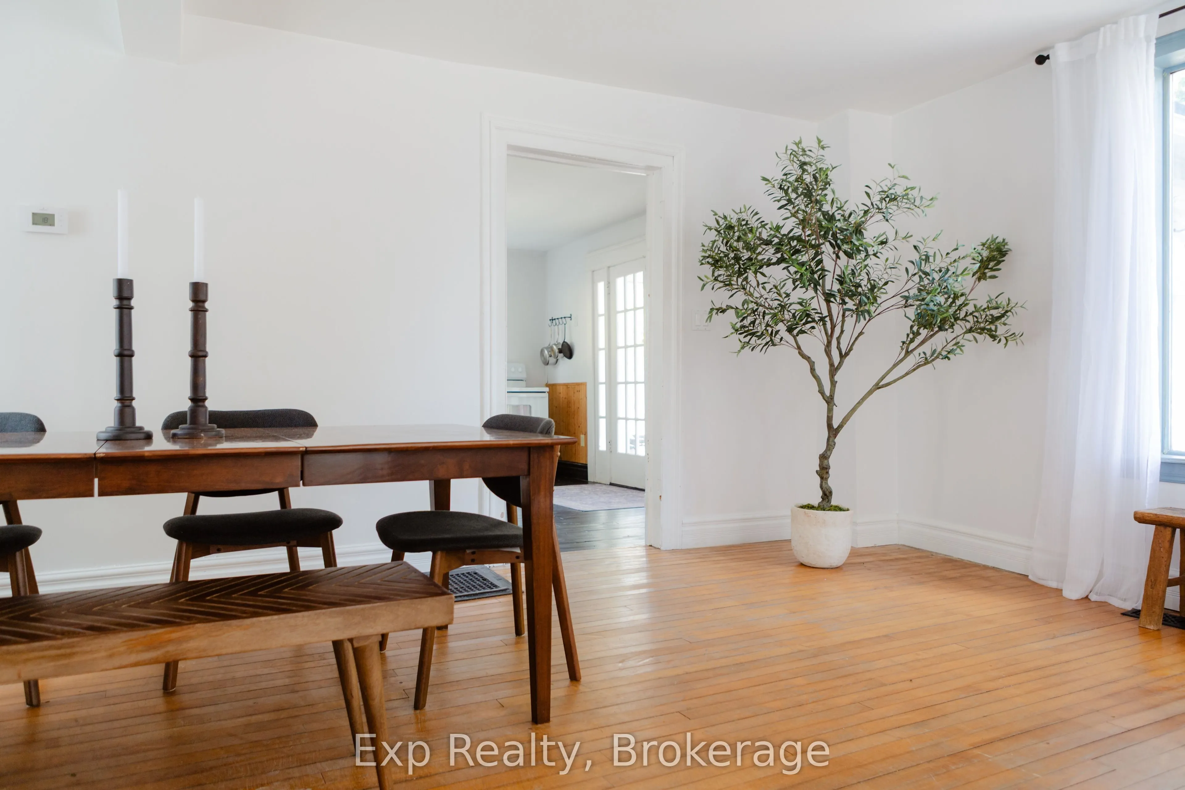 112 Front Street W