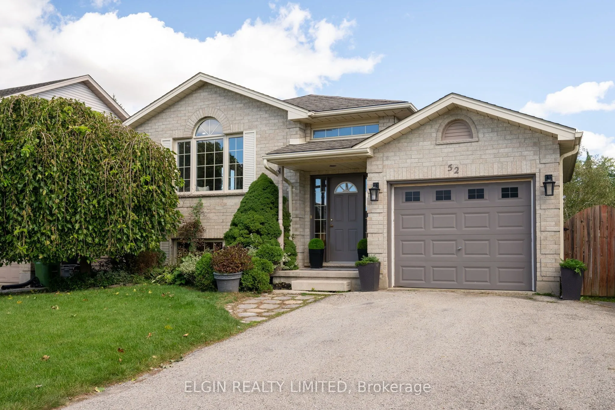 52 Oldewood Crescent