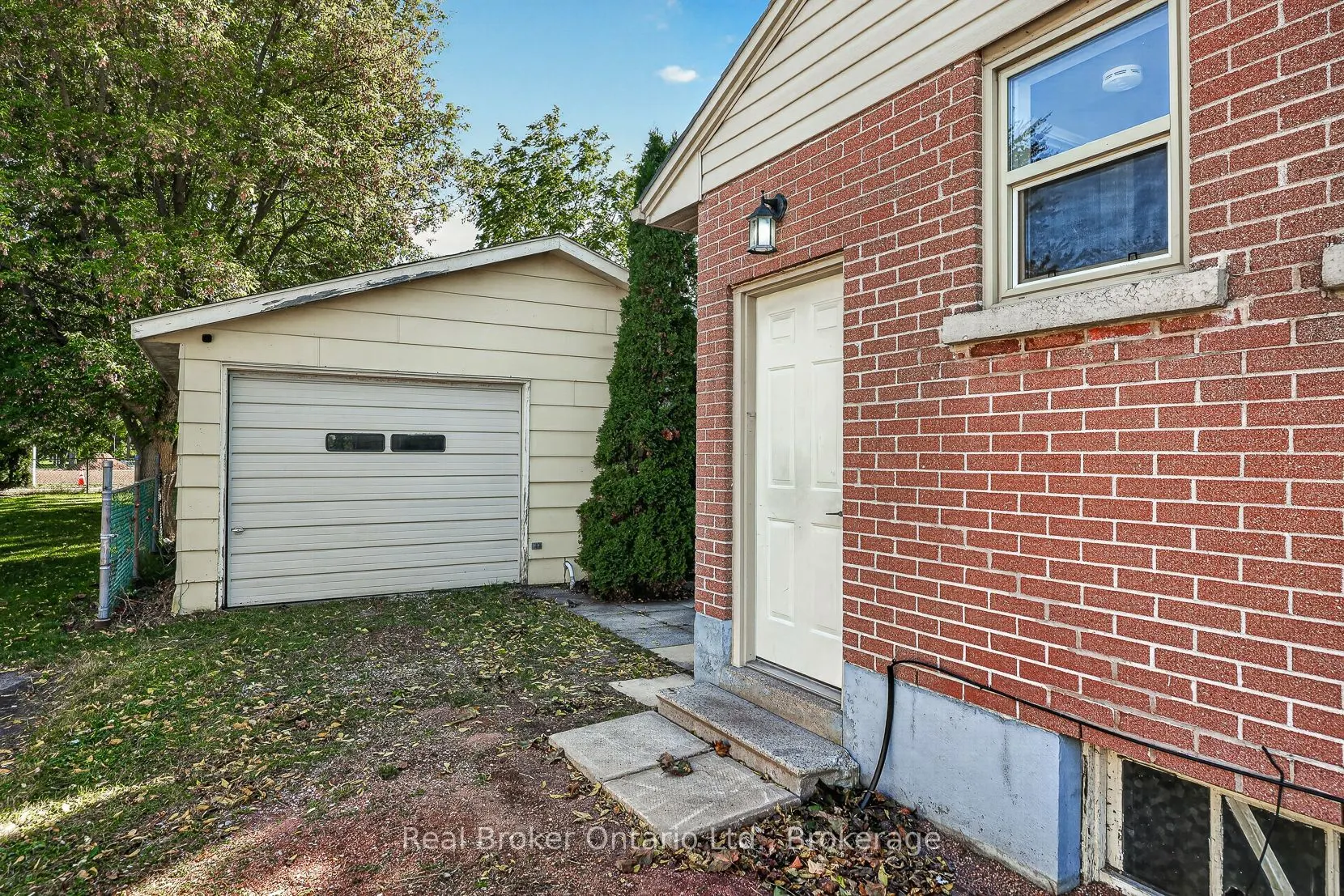 884 Devonshire Avenue
