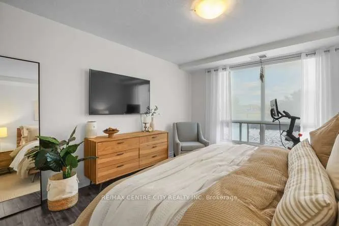 240 Villagewalk Boulevard #204