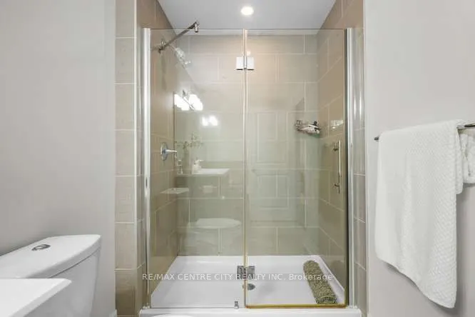 240 Villagewalk Boulevard #204