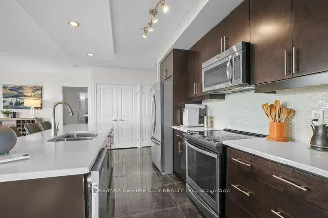 240 Villagewalk Boulevard #204