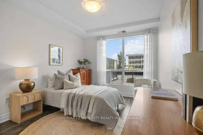 240 Villagewalk Boulevard #204