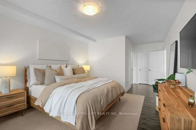 240 Villagewalk Boulevard #204