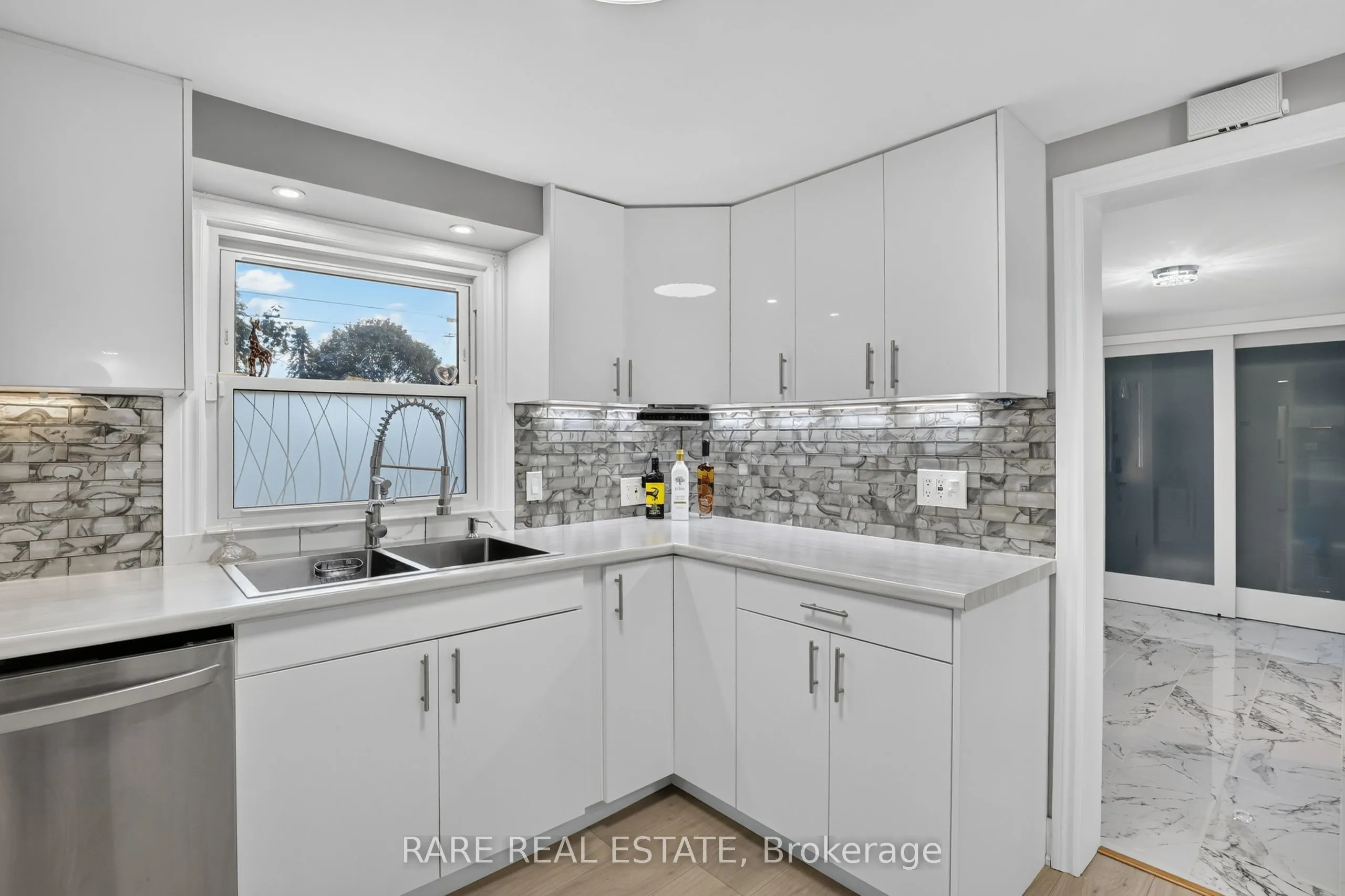 27 Carleton Boulevard