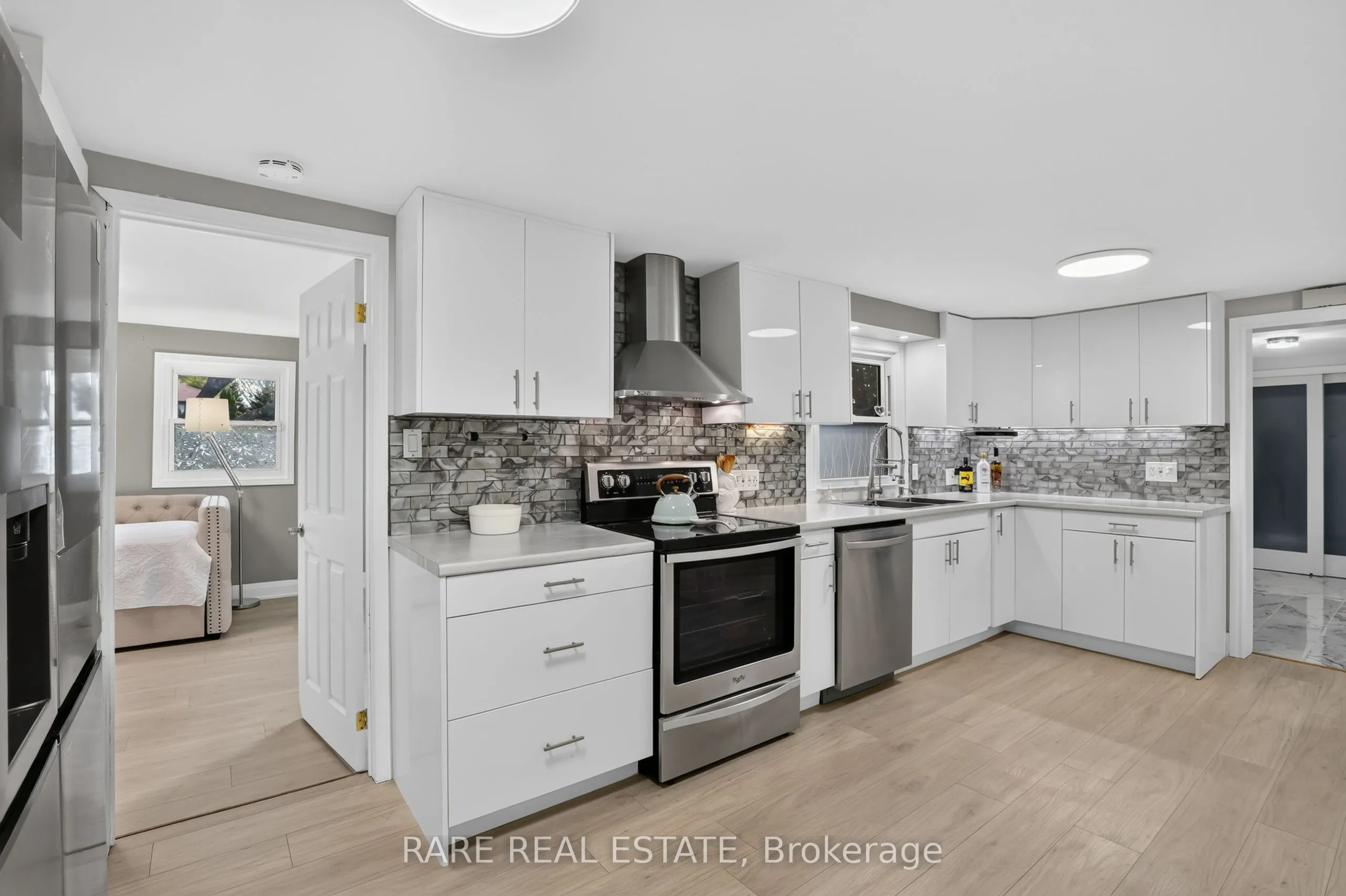 27 Carleton Boulevard