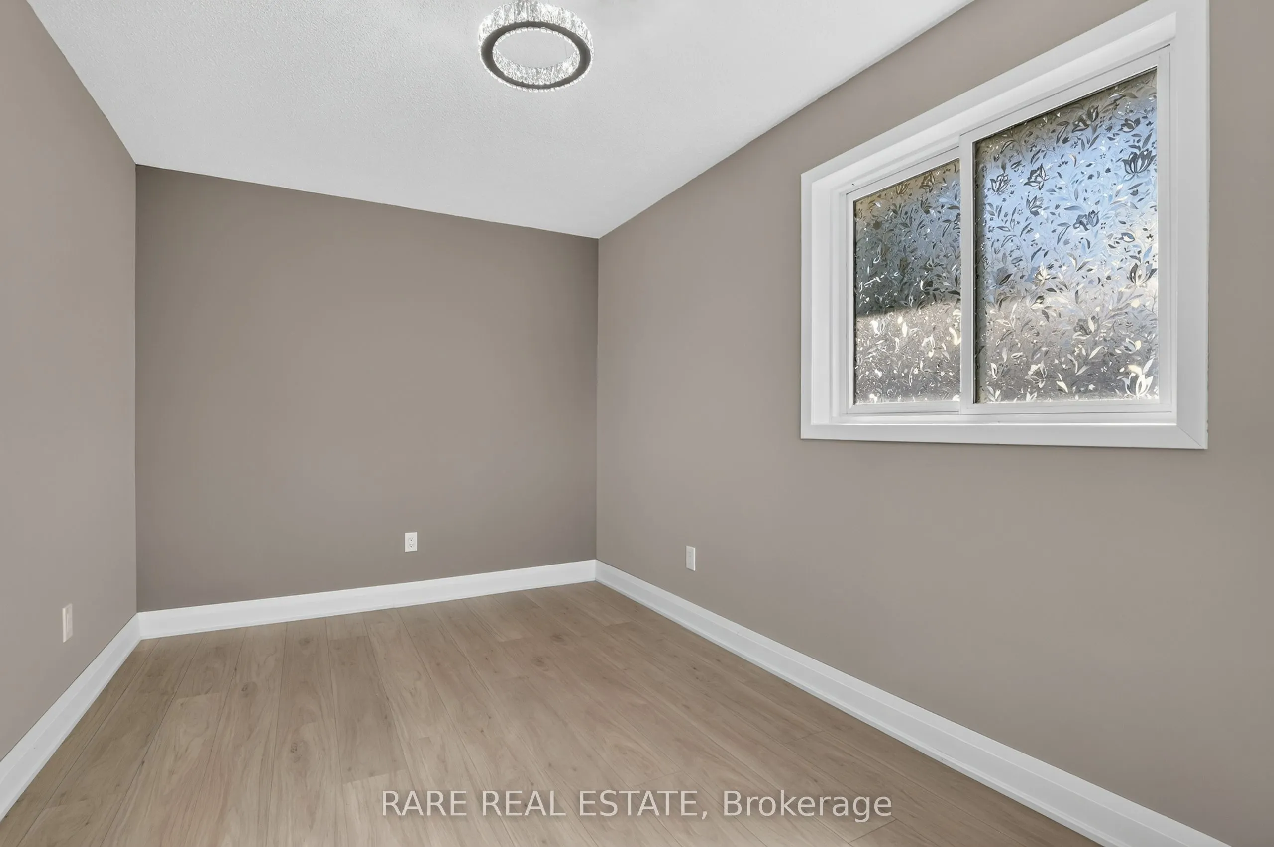 27 Carleton Boulevard