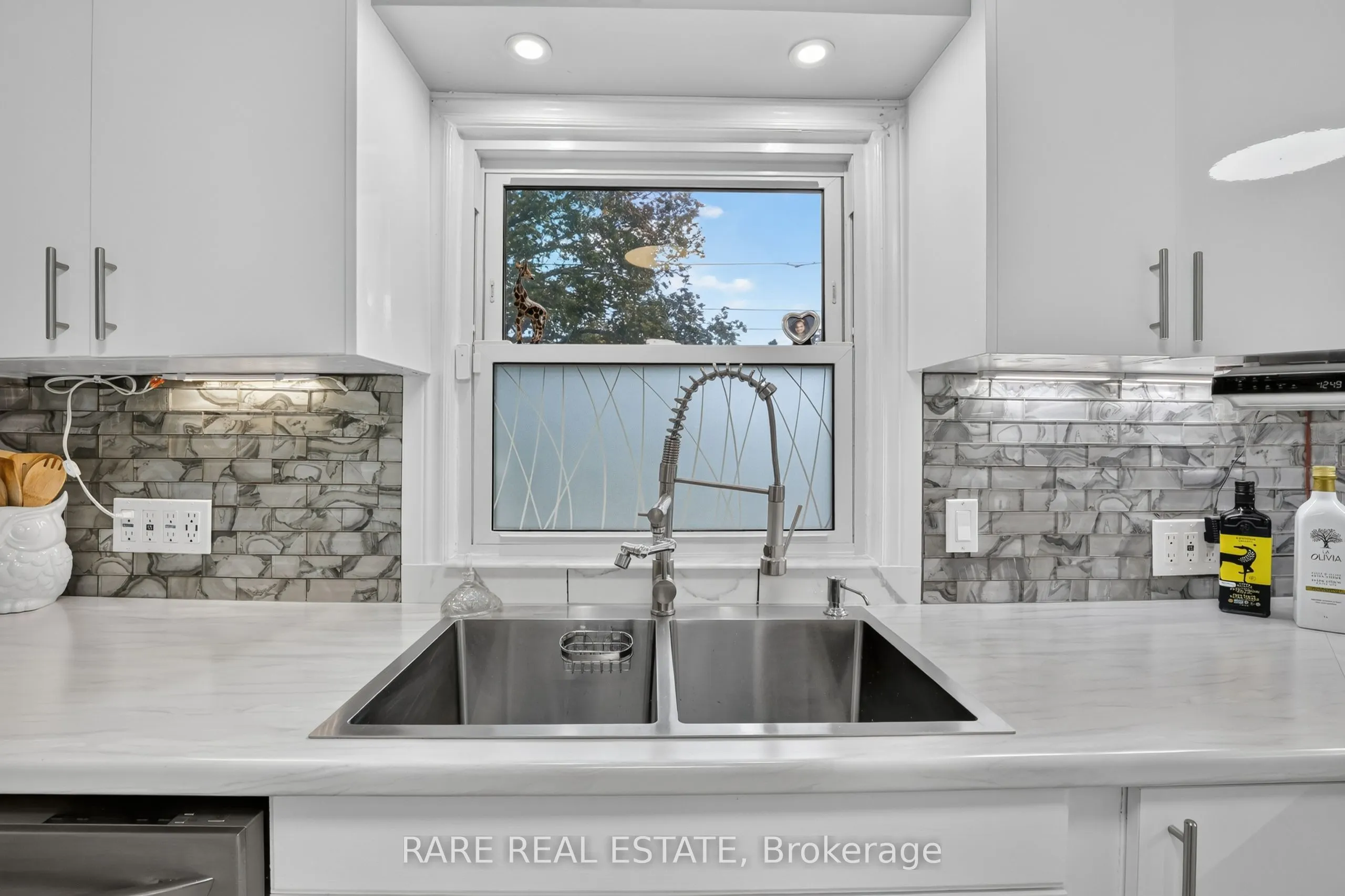27 Carleton Boulevard