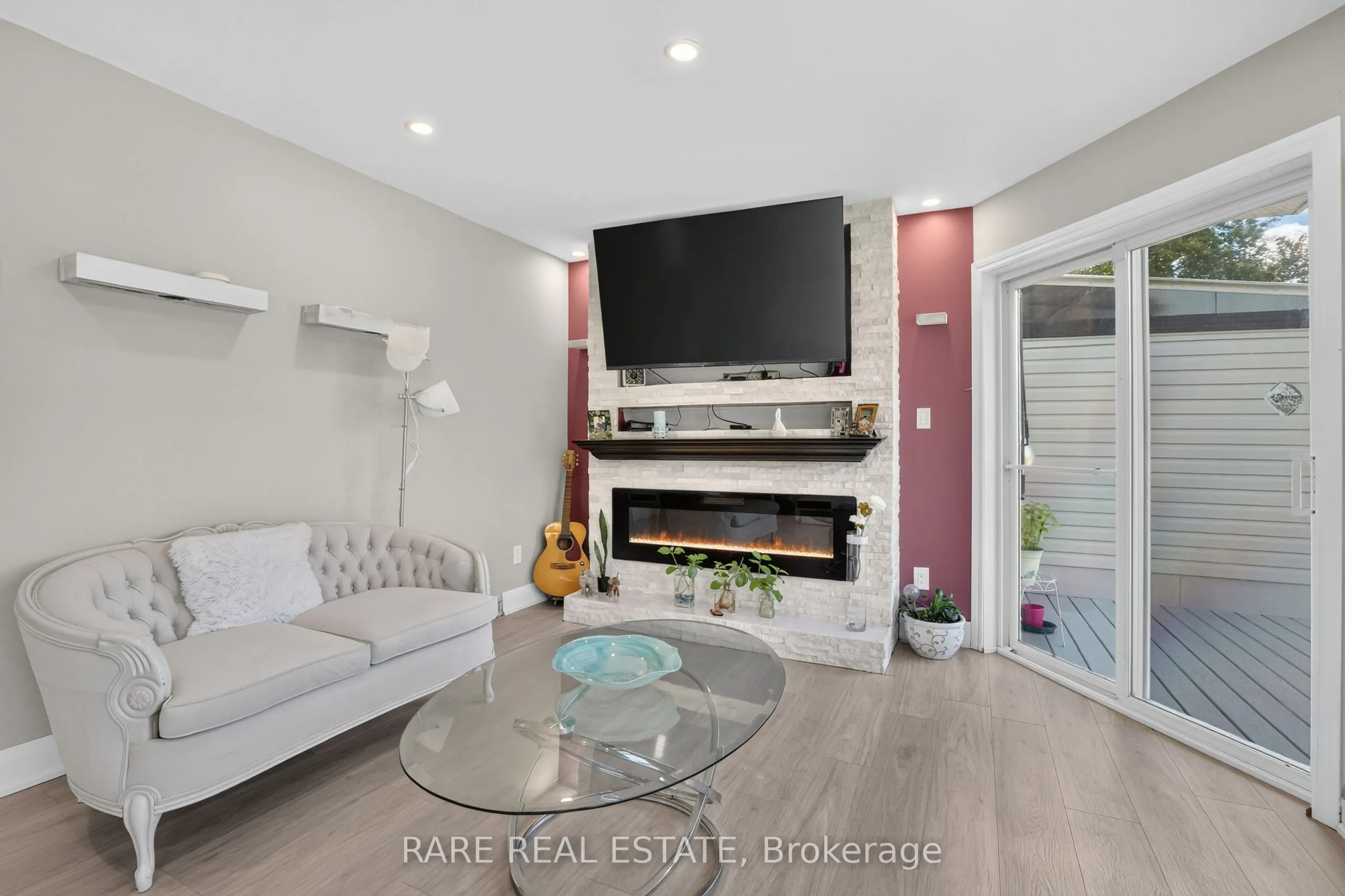 27 Carleton Boulevard