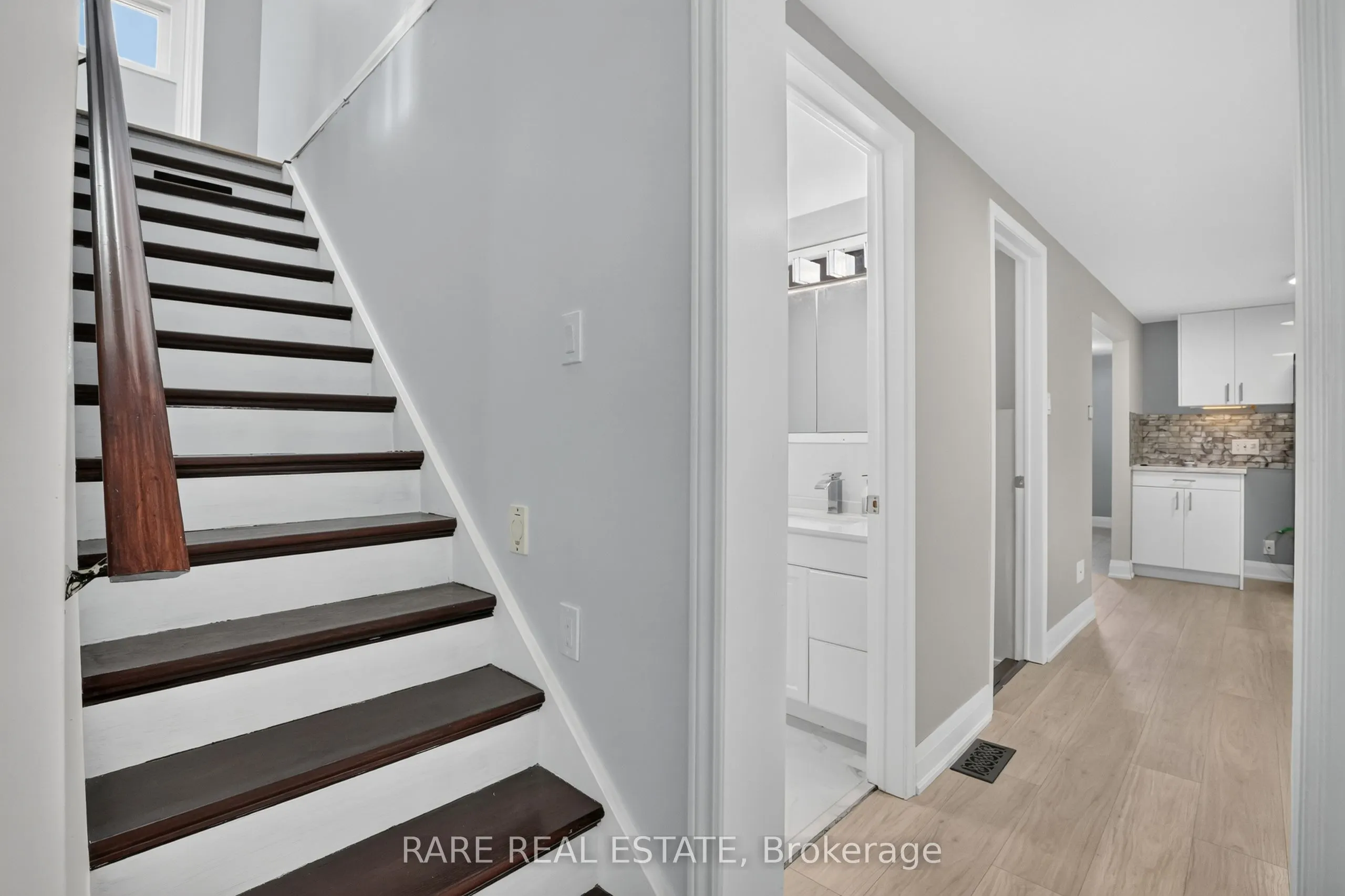 27 Carleton Boulevard