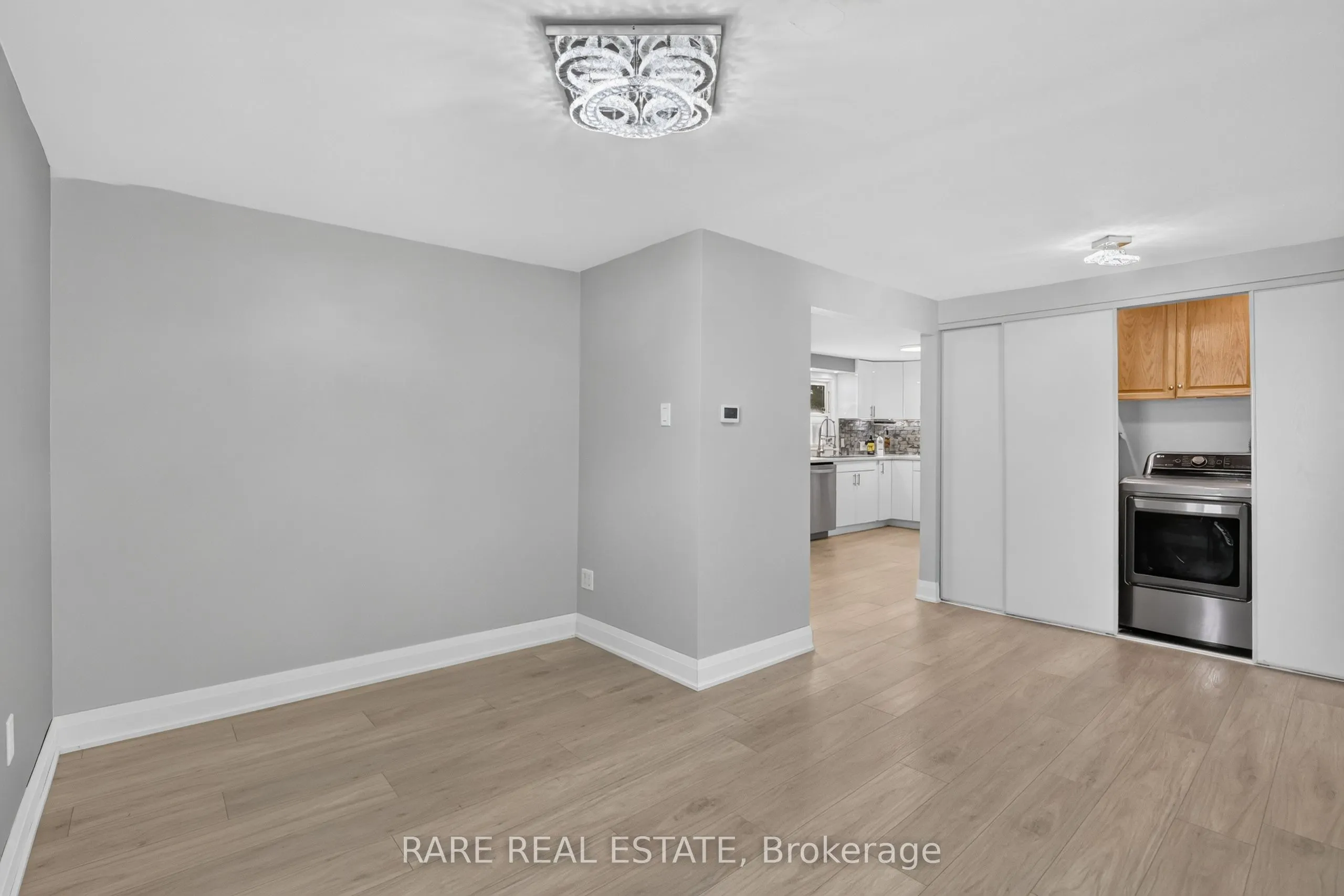 27 Carleton Boulevard