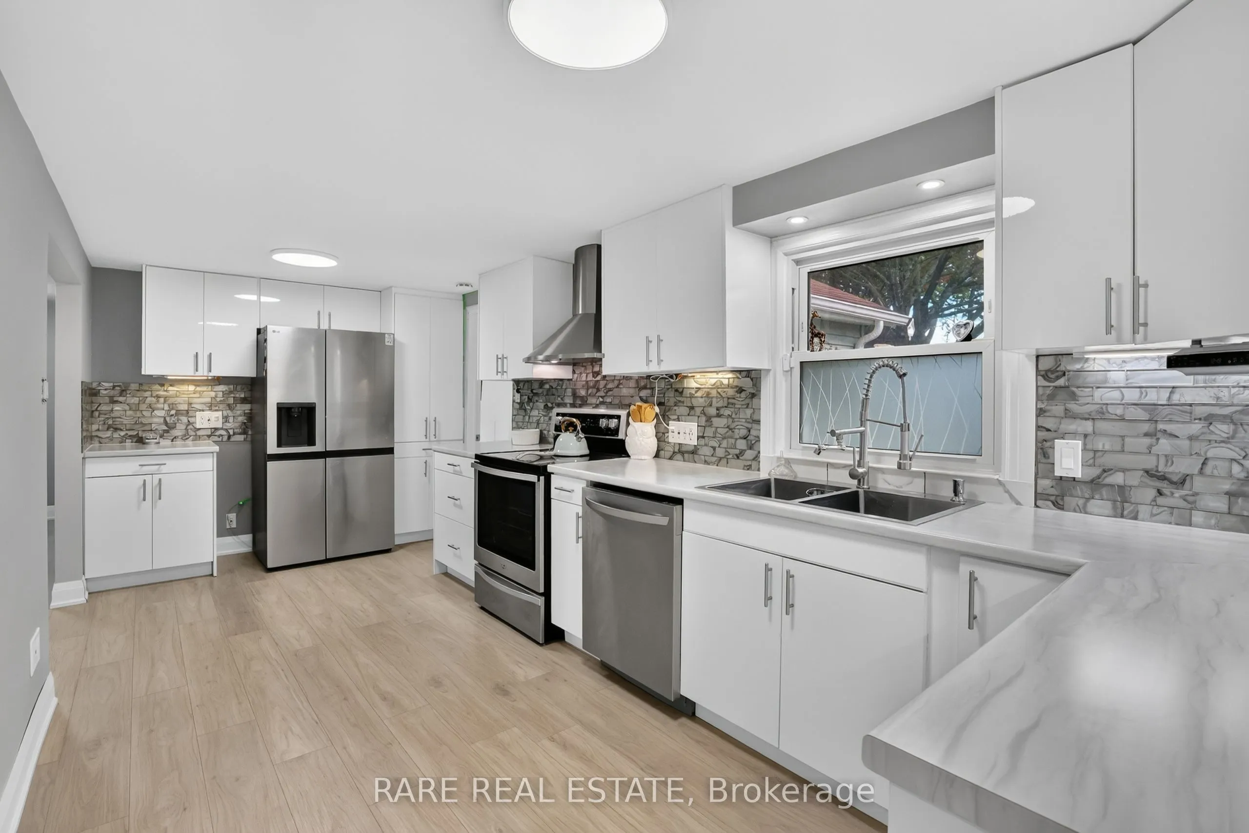 27 Carleton Boulevard