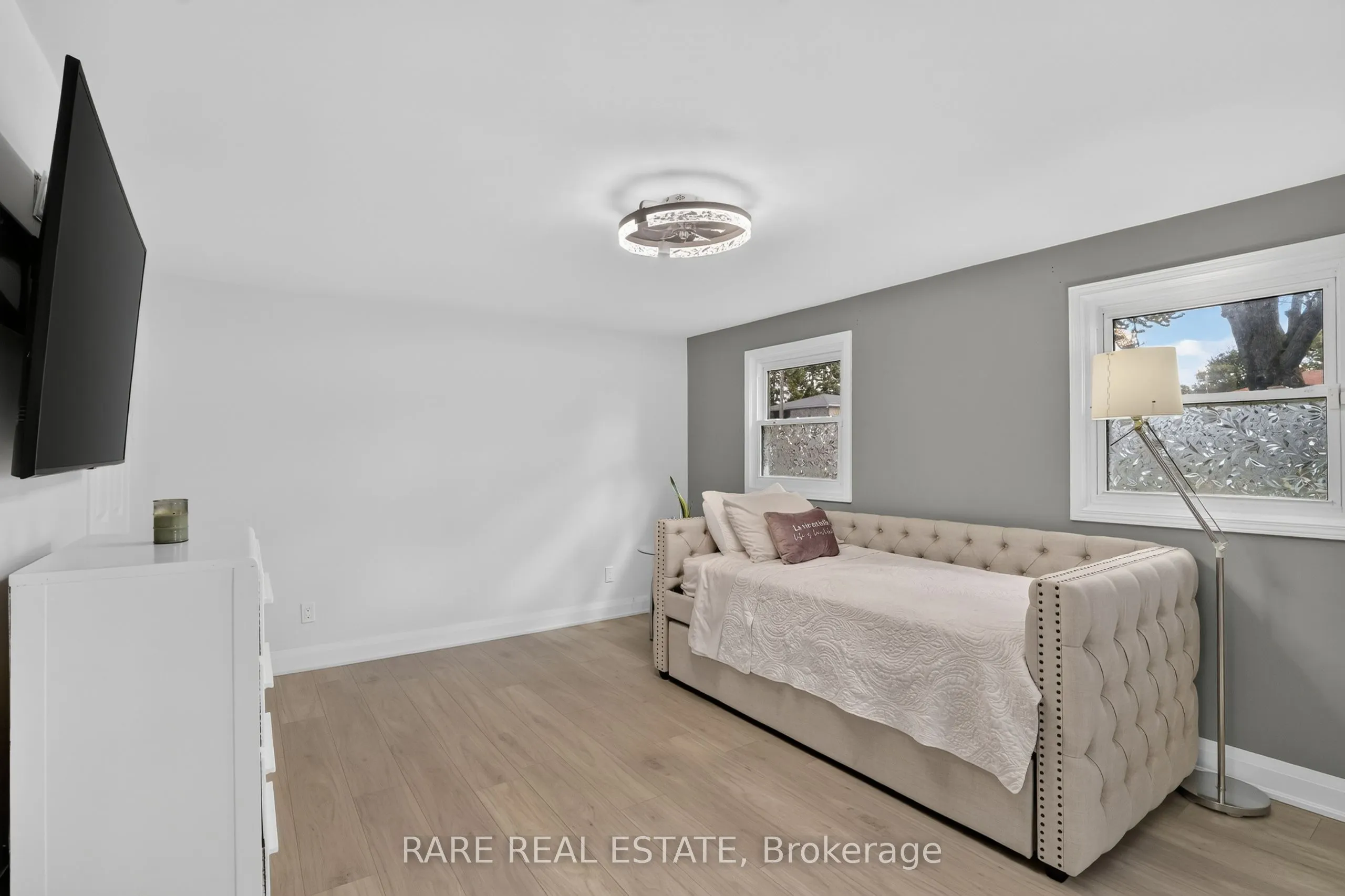 27 Carleton Boulevard