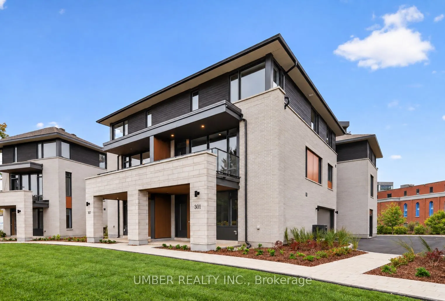 301 Deschâtelets Avenue