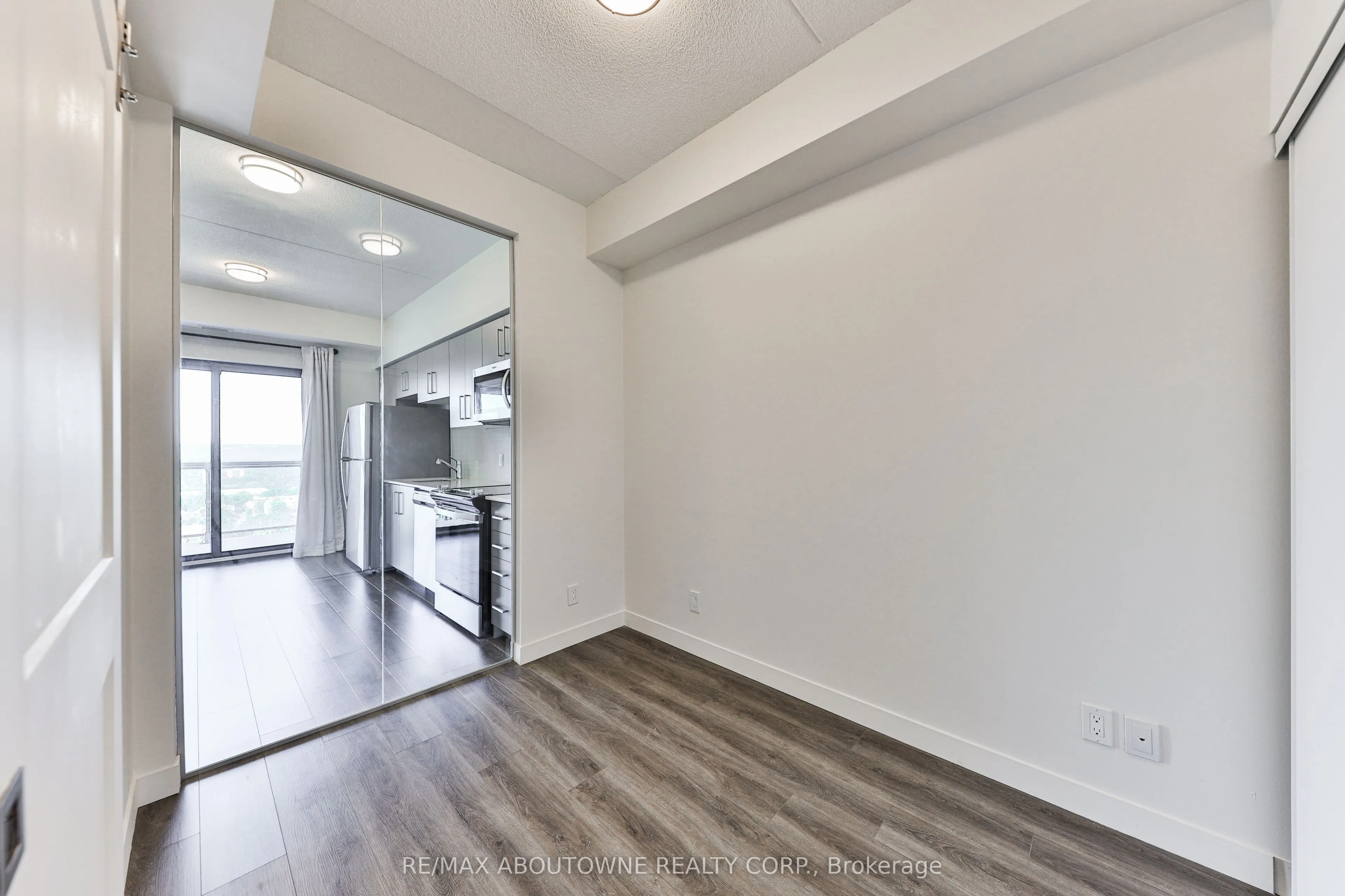 15 QUEEN Street #1806