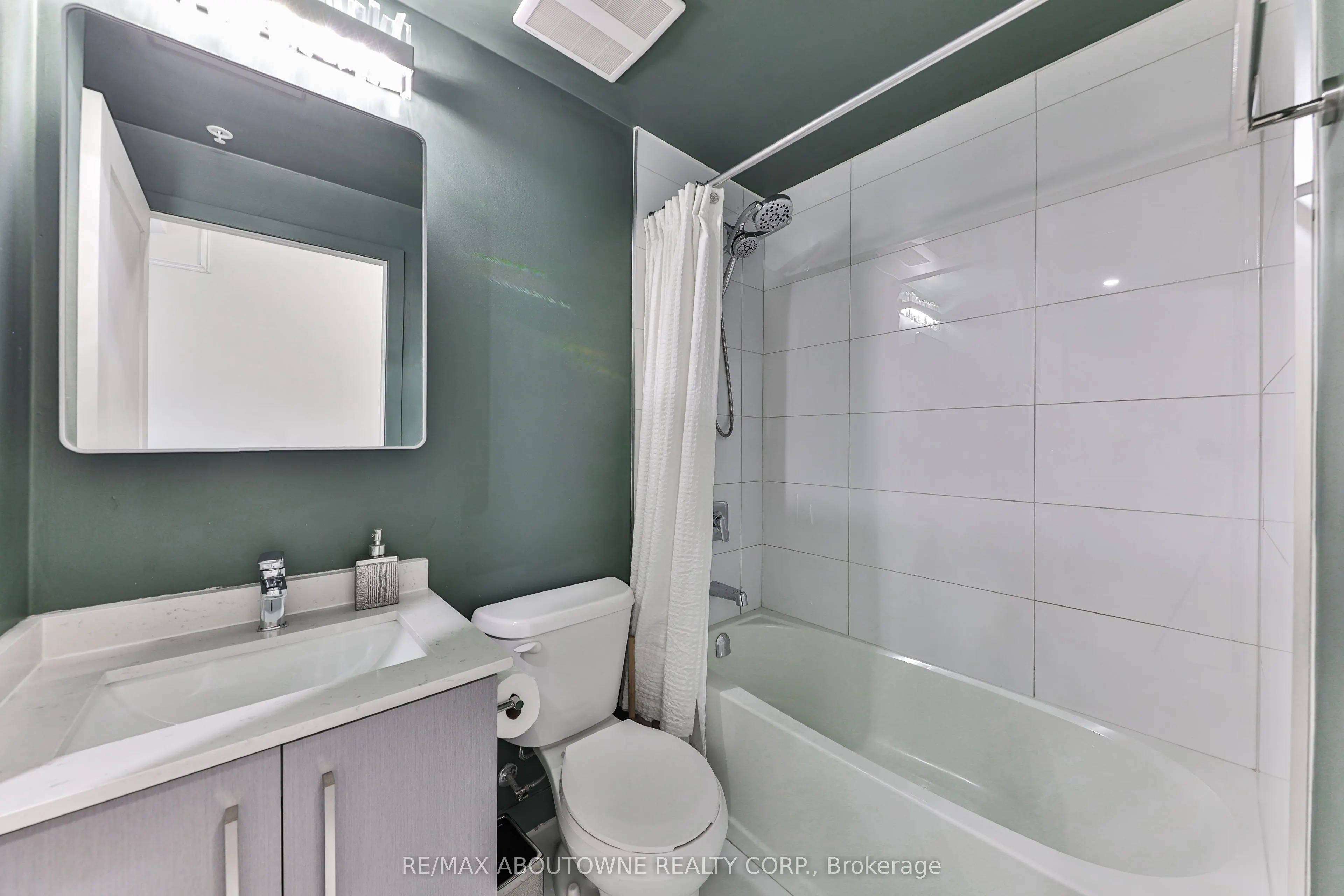 15 QUEEN Street #1806