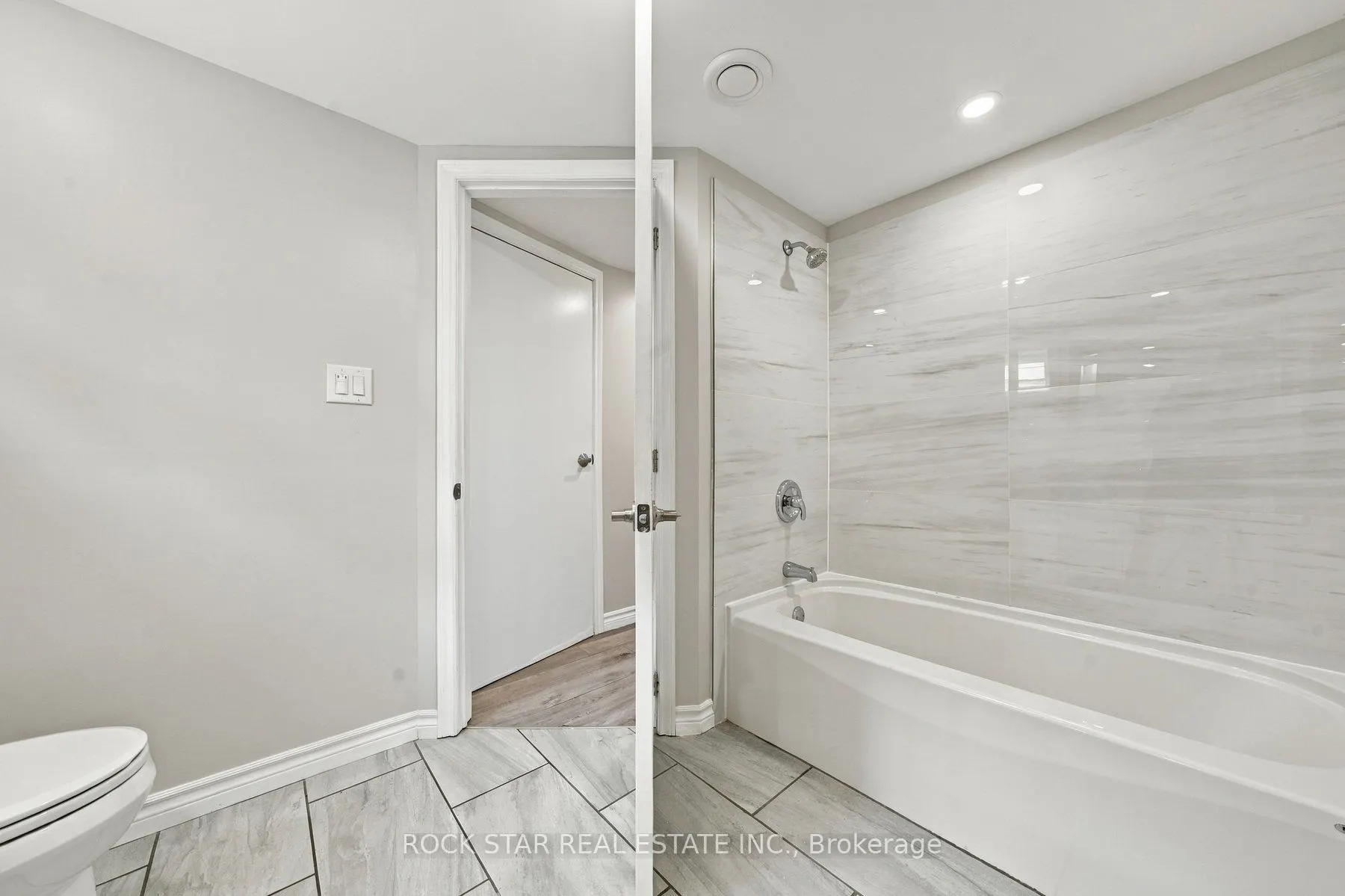 1052 Fennell Avenue E #LOWER