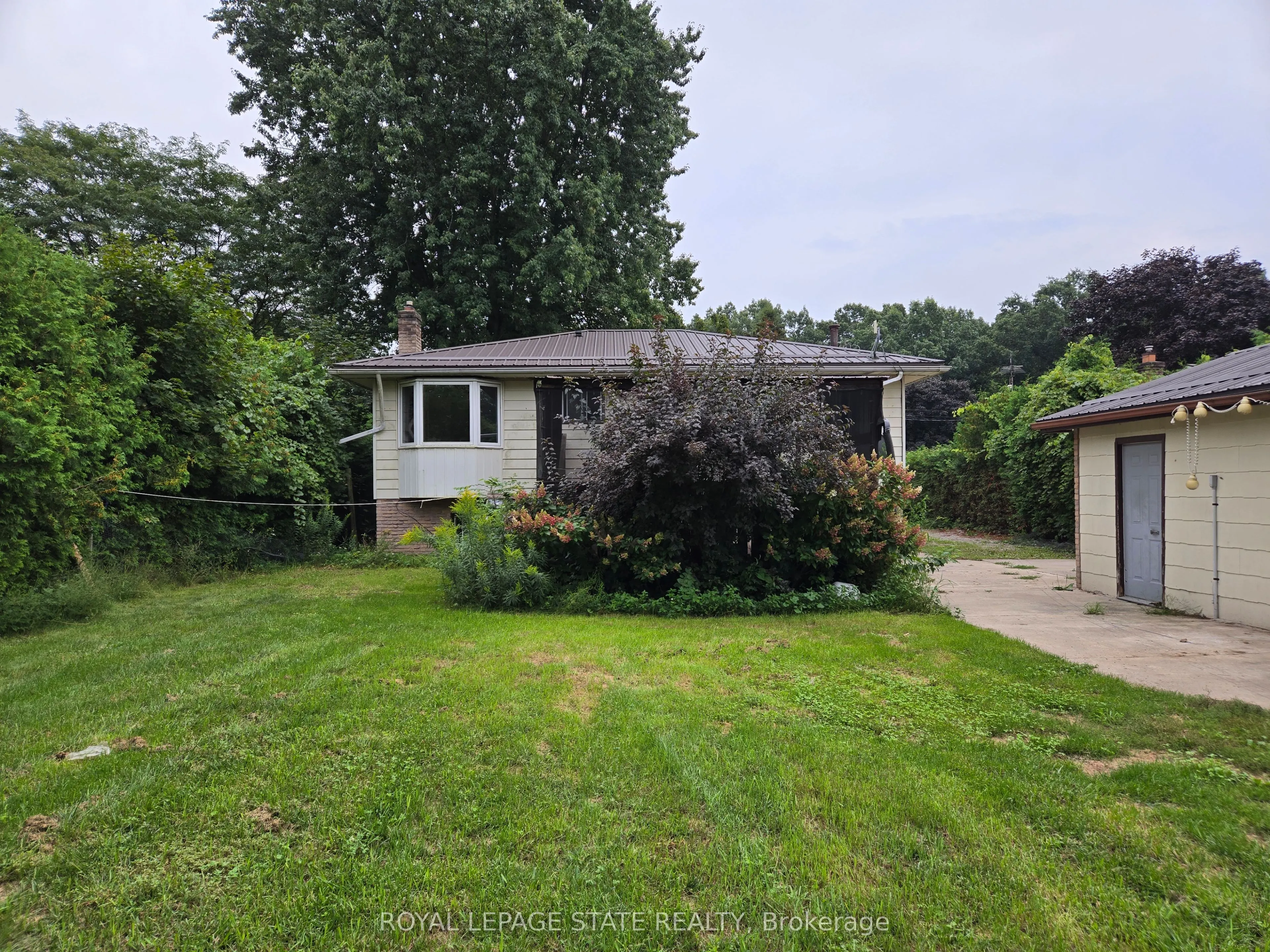 8 Lyndhurst Avenue
