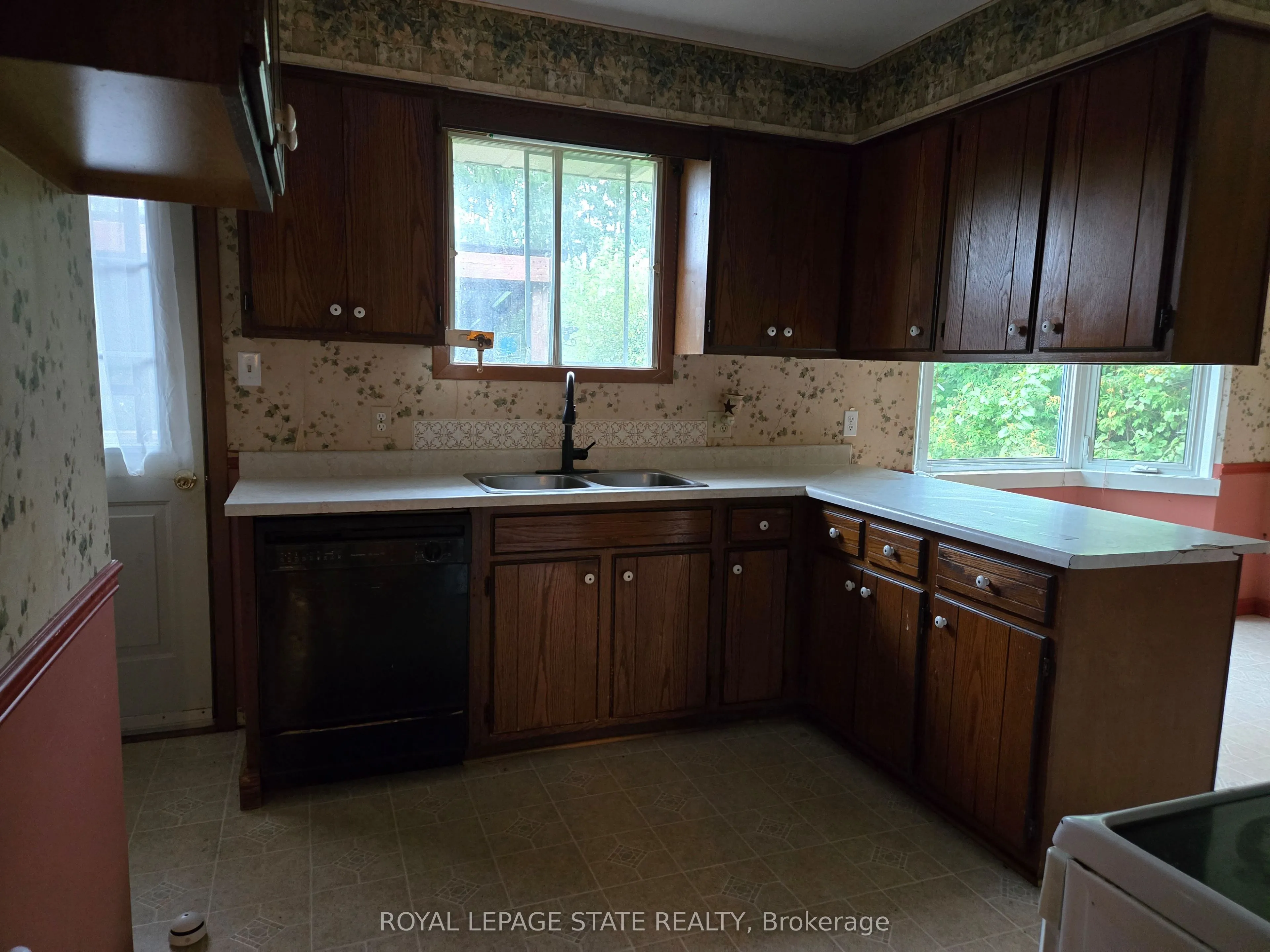 8 Lyndhurst Avenue