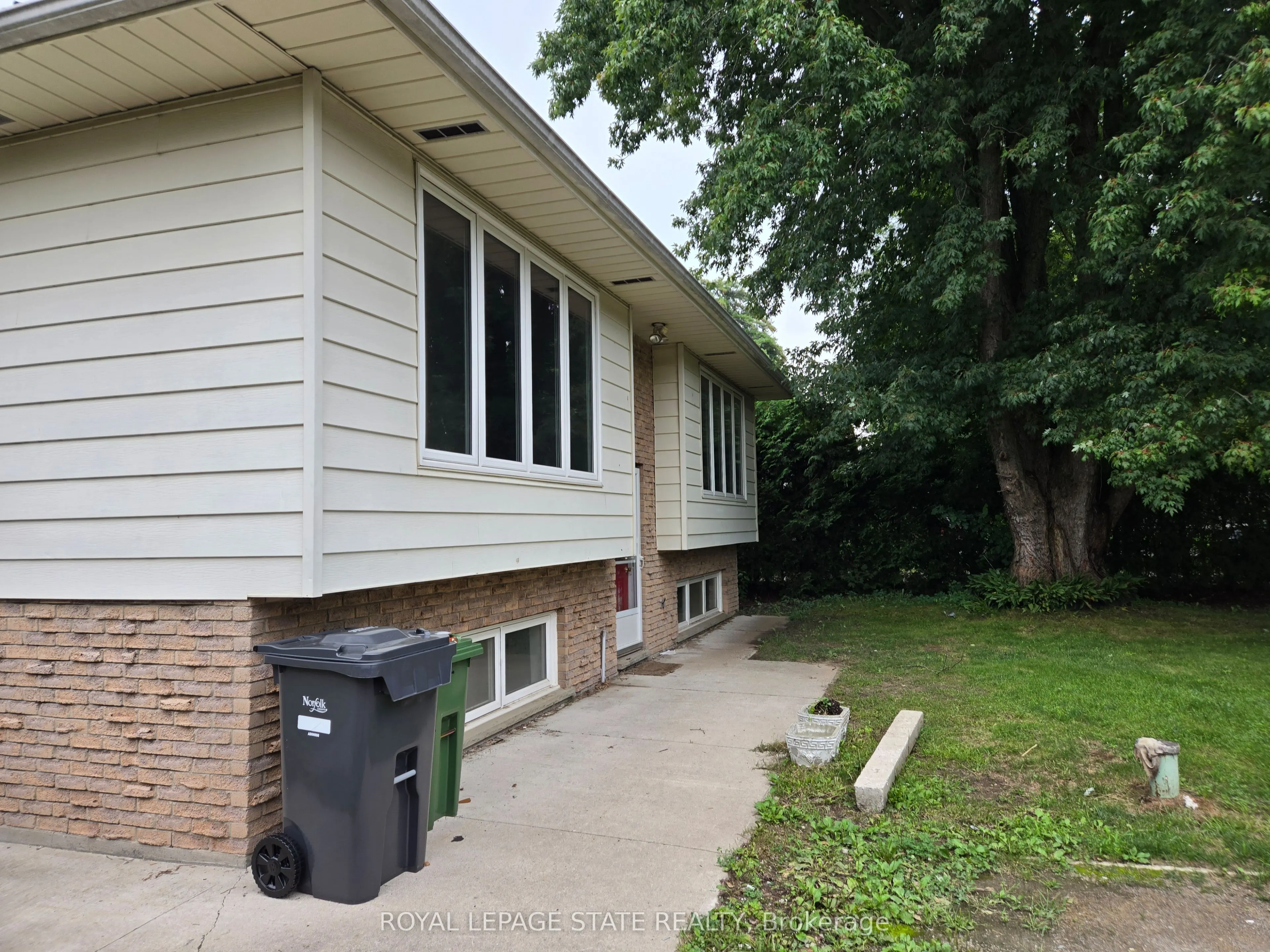 8 Lyndhurst Avenue