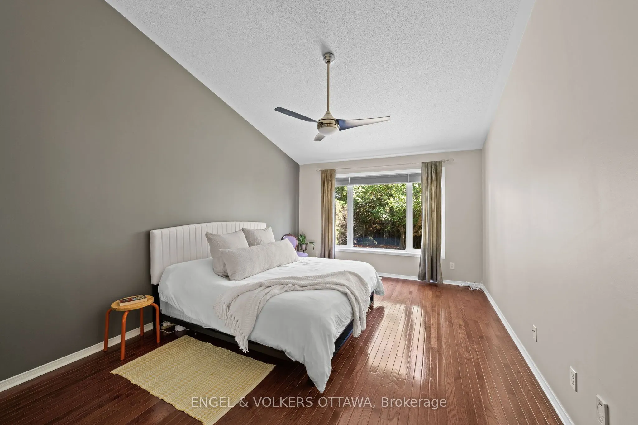 4 Burnstead Crescent