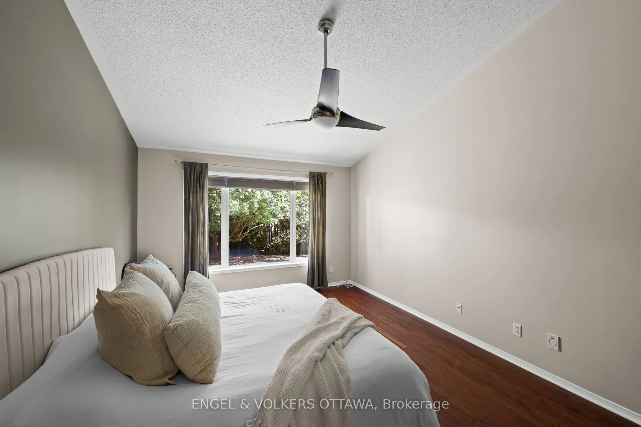 4 Burnstead Crescent