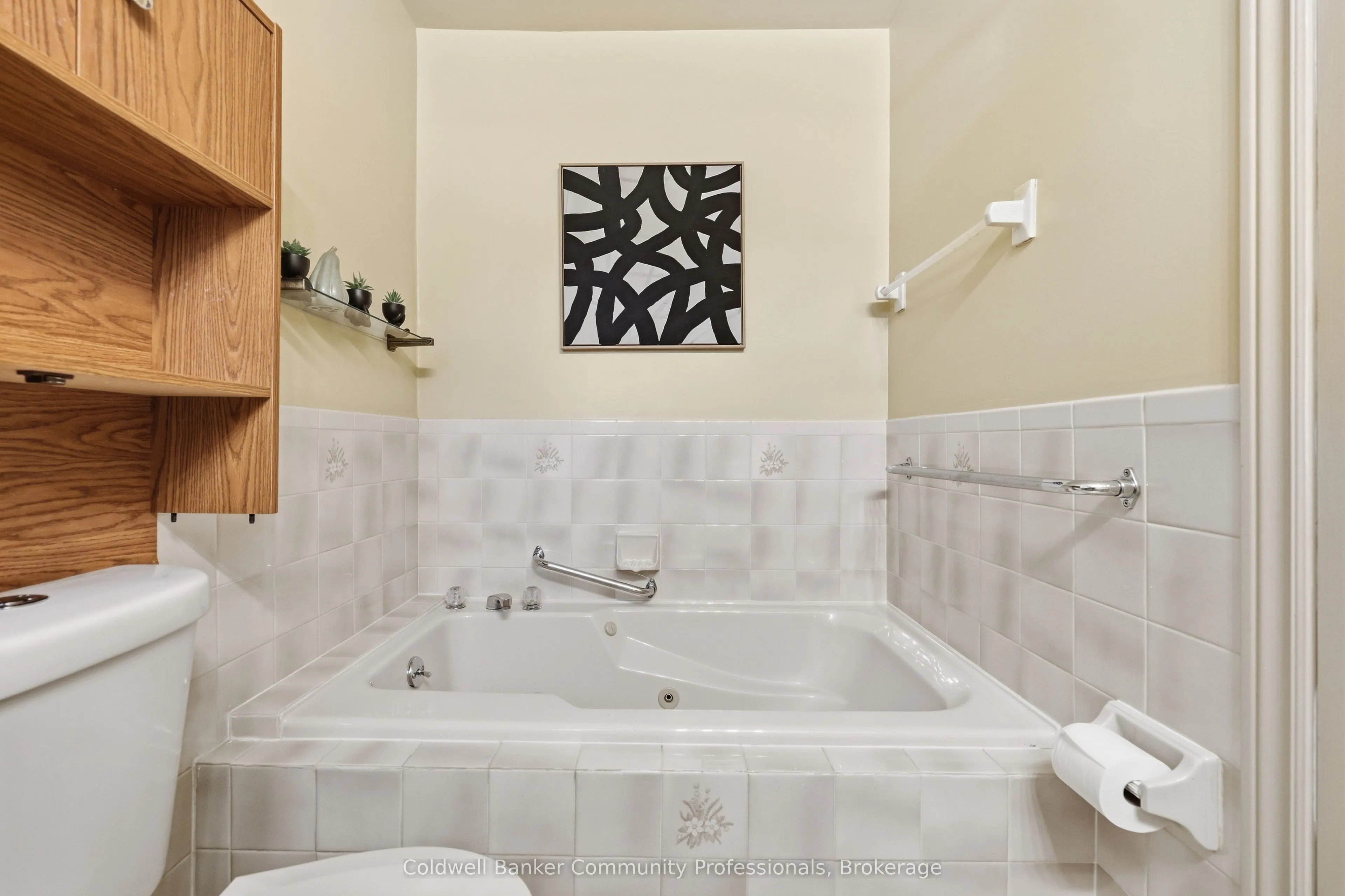 14 Brucedale Avenue E #10