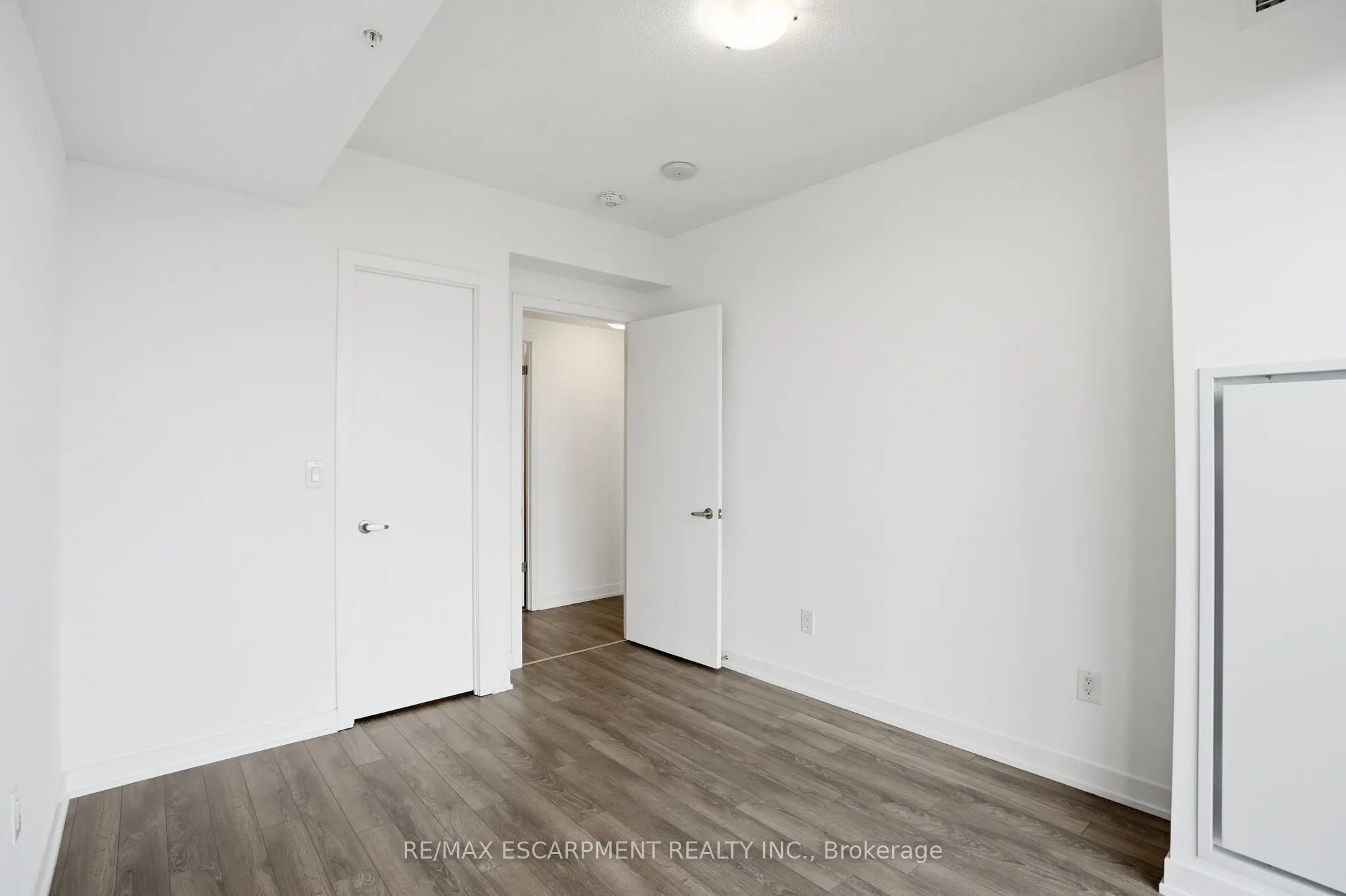 550 North Service Road #1201