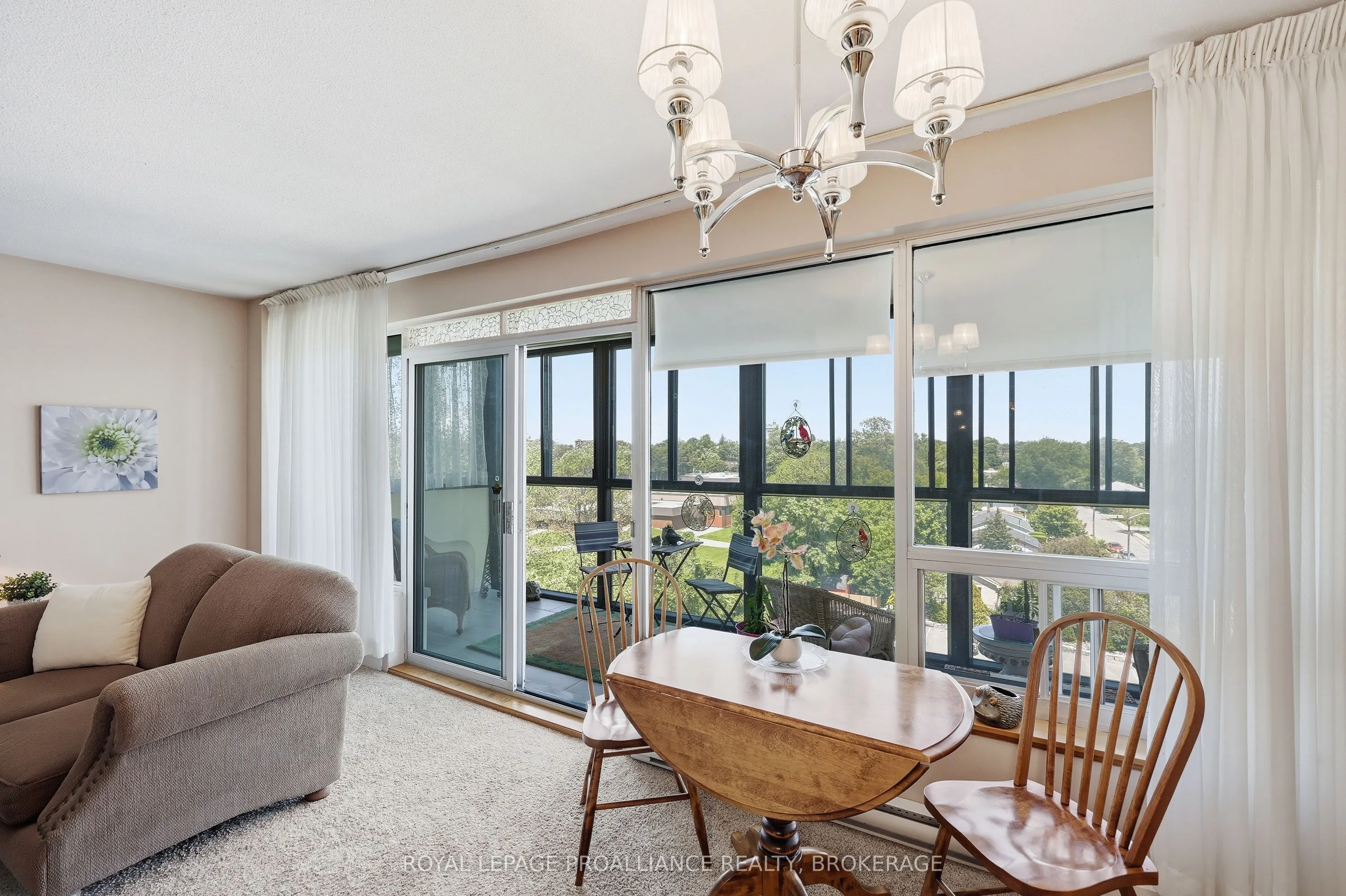 2 Mowat Avenue #806
