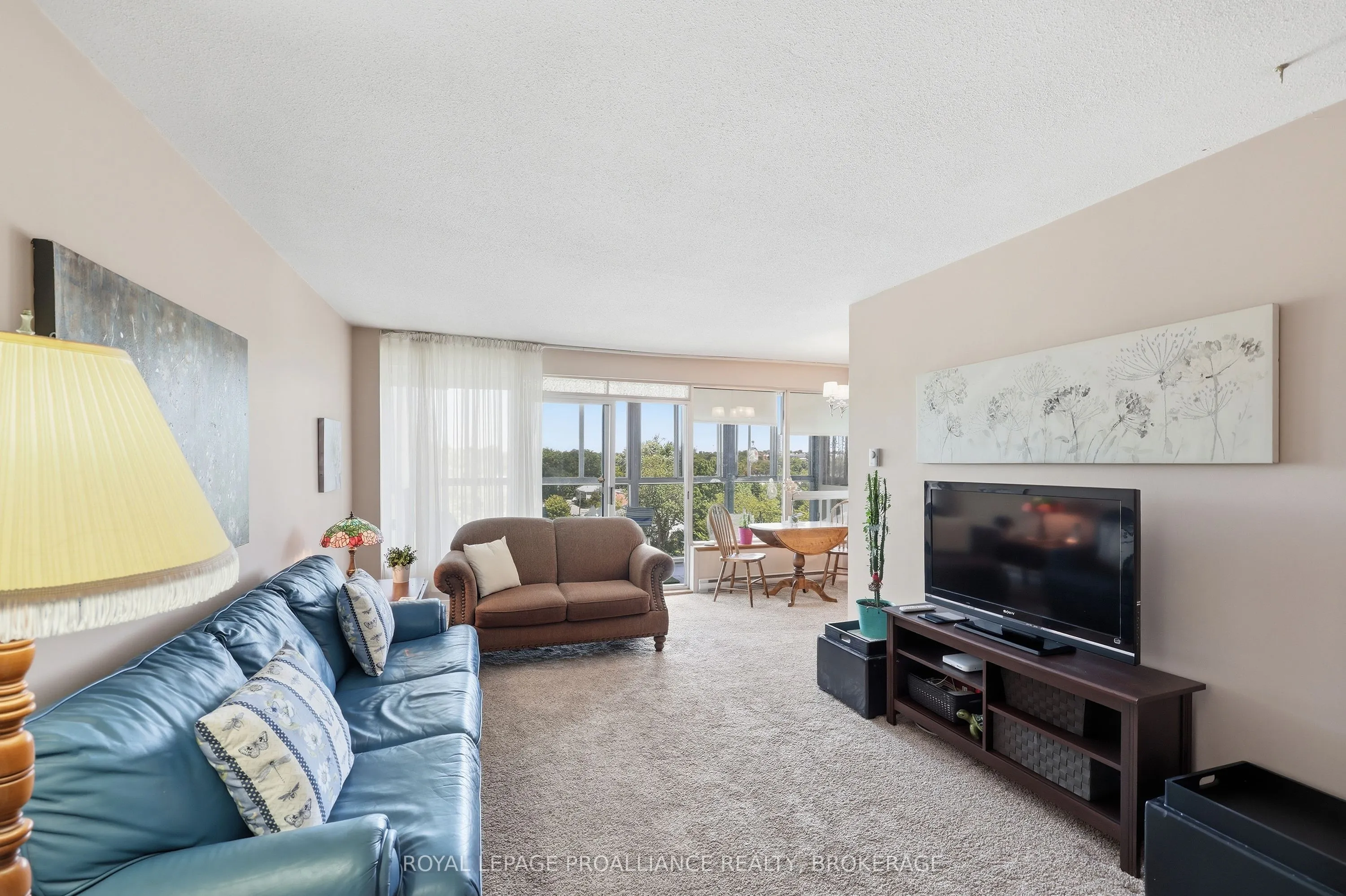 2 Mowat Avenue #806