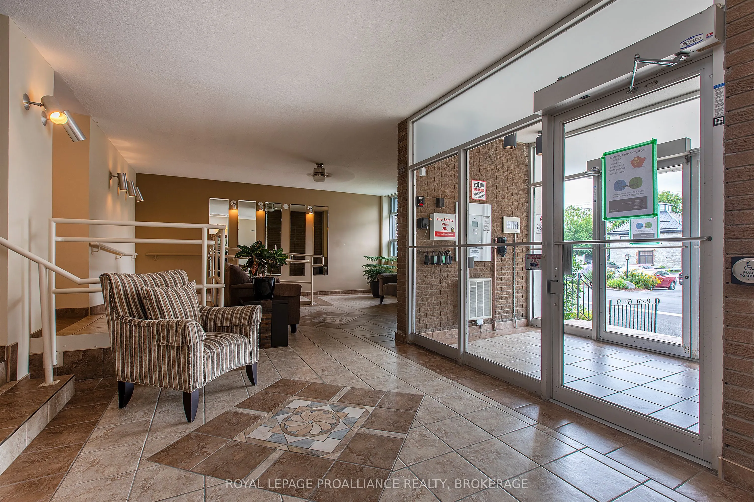 2 Mowat Avenue #806
