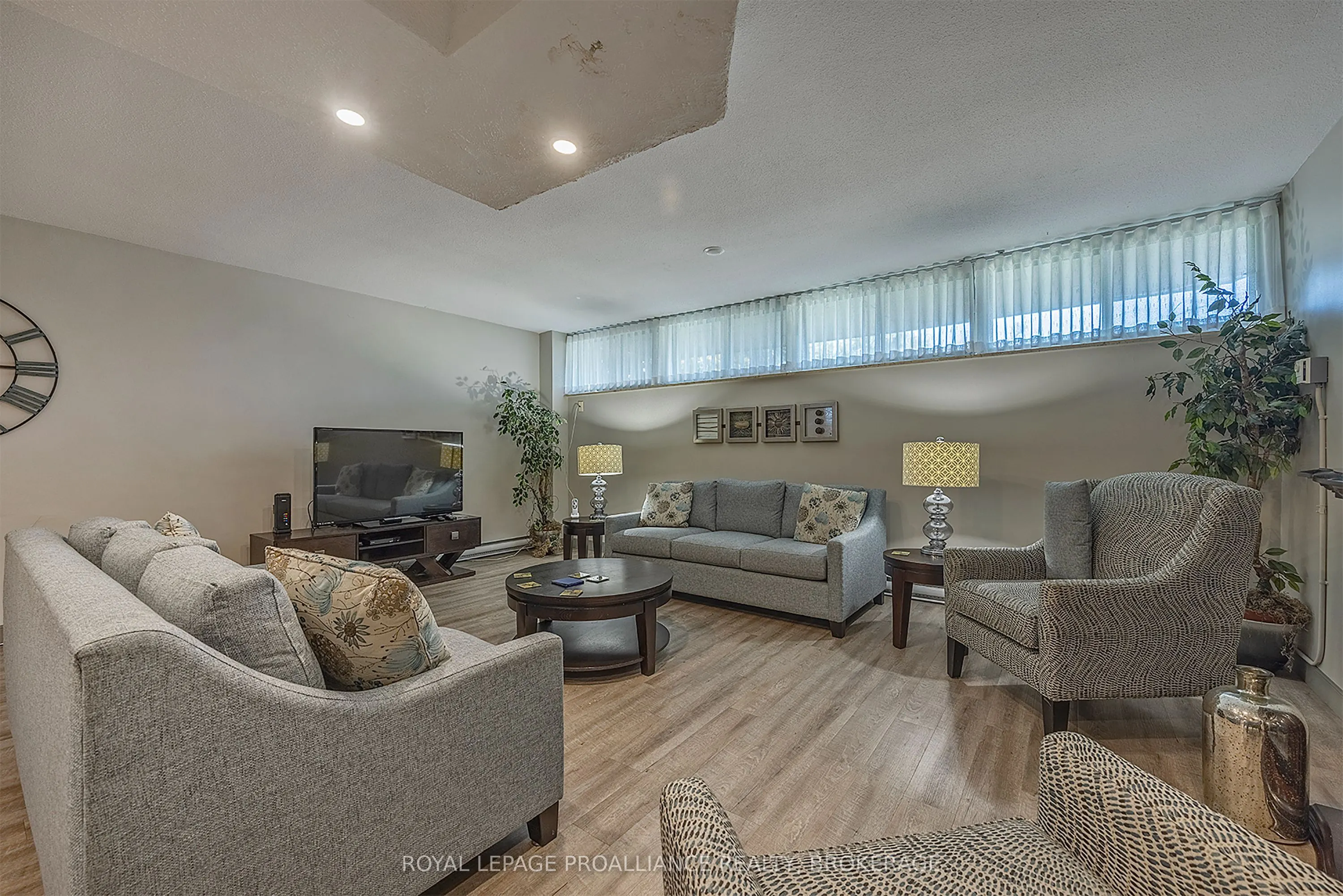 2 Mowat Avenue #806