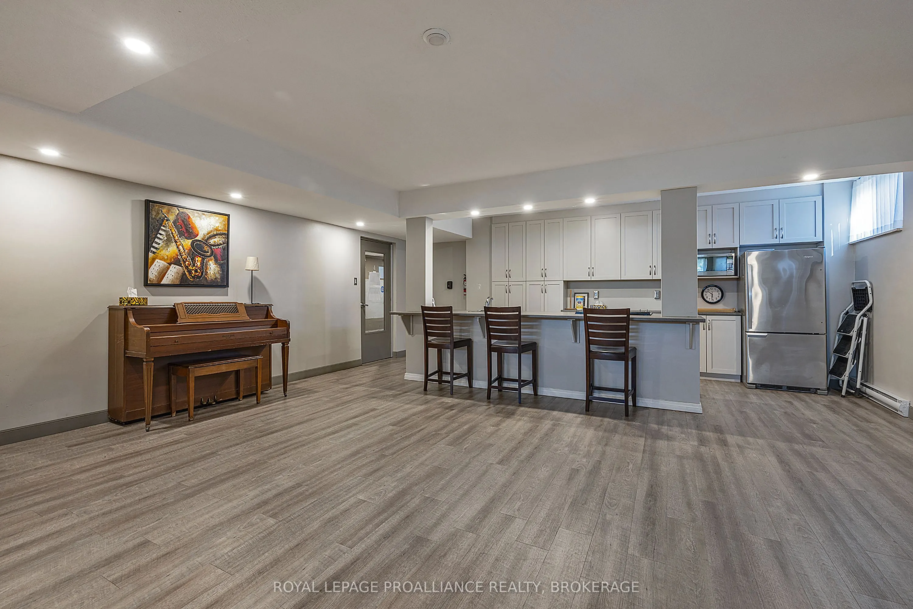 2 Mowat Avenue #806